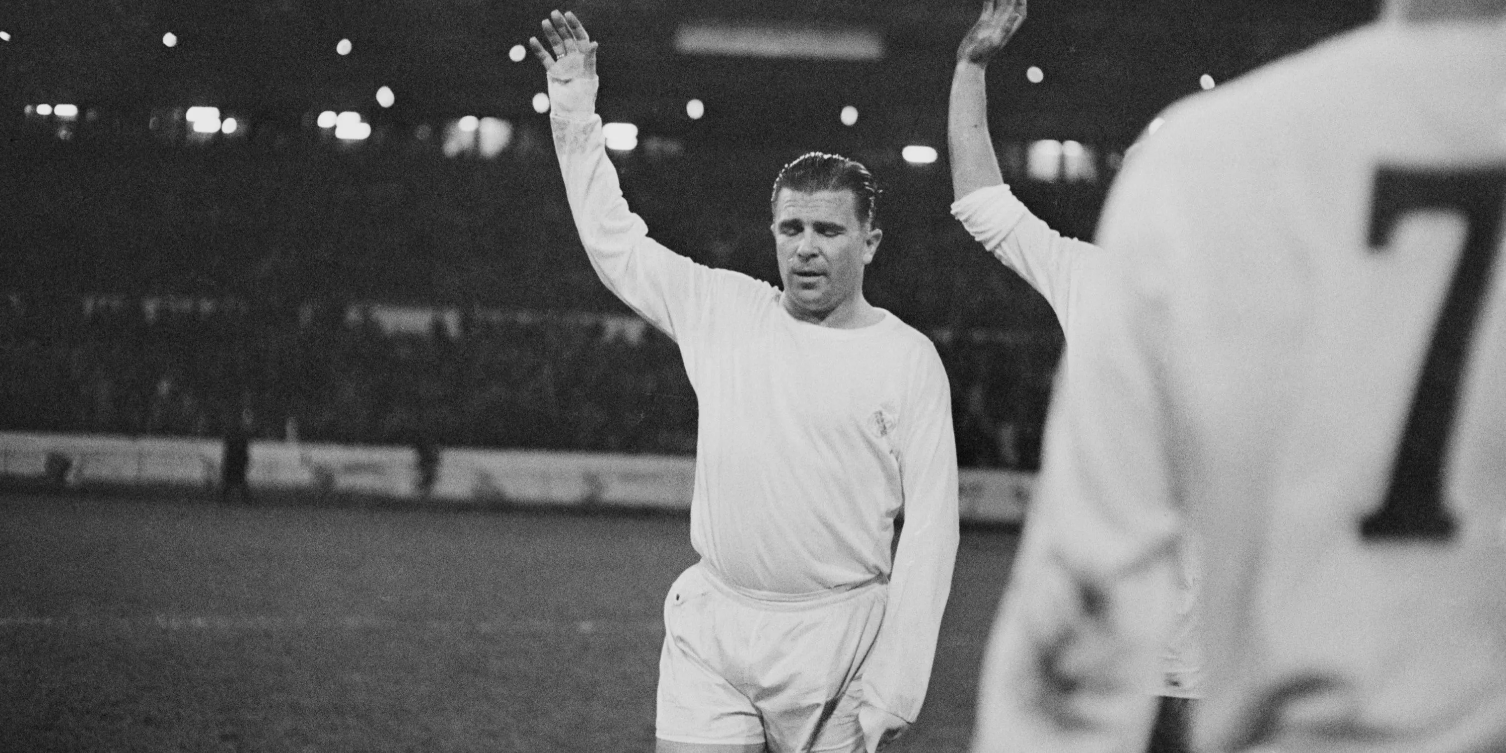 Cầu thủ bóng đá Hungary Ferenc Puskas vẫy chào trong màu áo Real Madrid.