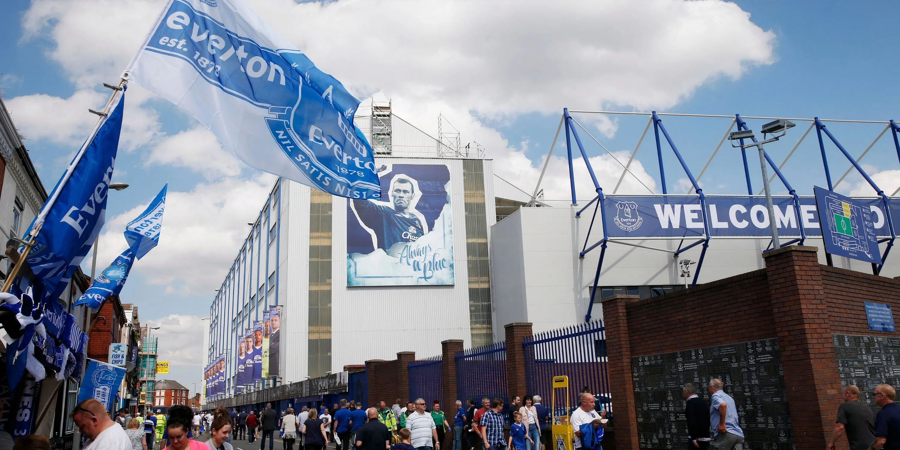 Cổ động viên Everton tập trung bên ngoài sân vận động Goodison Park trước trận đấu.