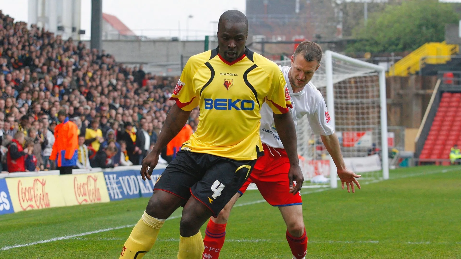 Danny Shittu thi đấu cho Watford FC sau khi rời QPR, tiếp tục sự nghiệp ở bóng đá Anh