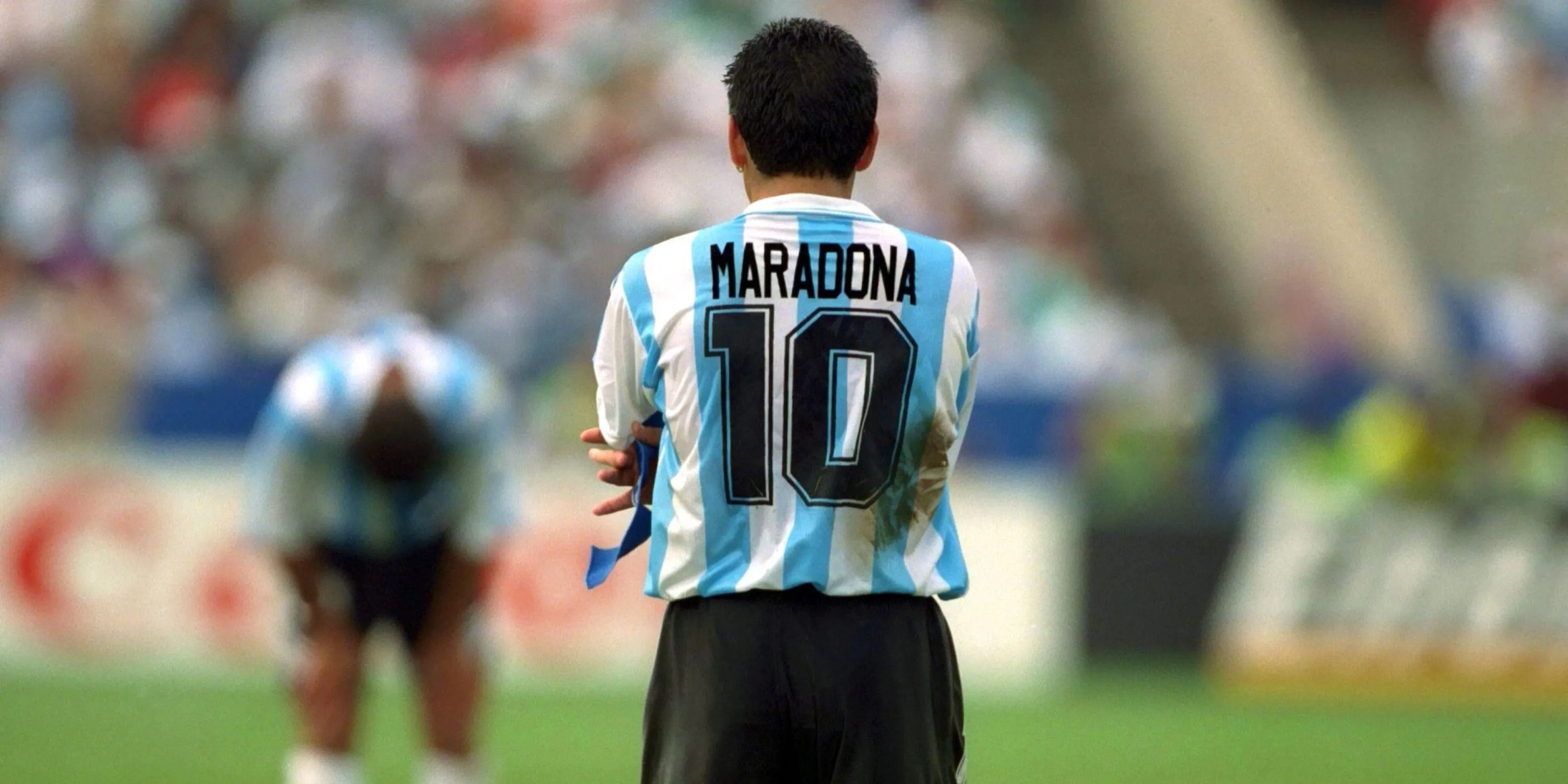 Diego Maradona trong màu áo số 10 của đội tuyển Argentina.