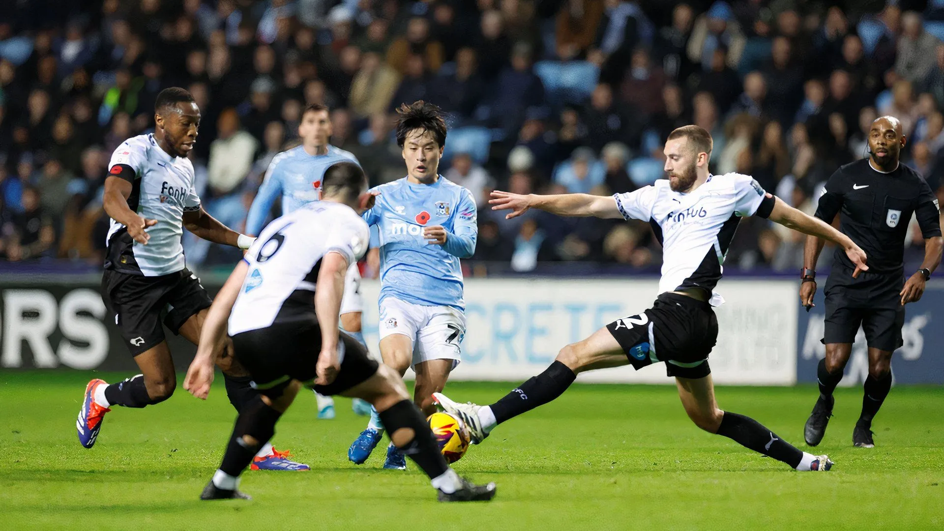 Ebou Adams thi đấu quyết liệt trong trận gặp Coventry City tại Championship