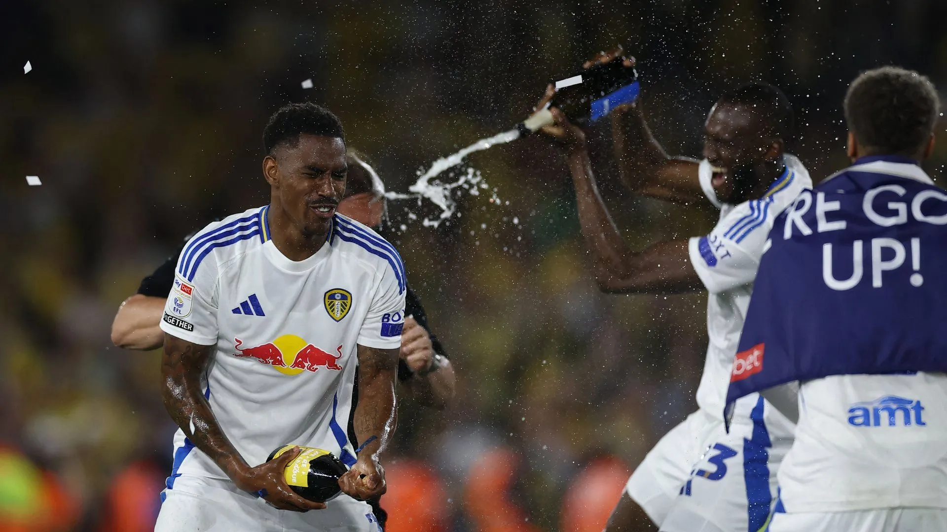 Hậu vệ Junior Firpo ăn mừng bàn thắng trên sân Elland Road của Leeds
