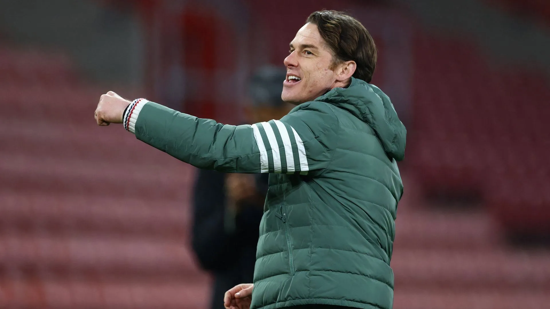 HLV Scott Parker ăn mừng chiến thắng cùng Burnley với chiến lược khôn ngoan