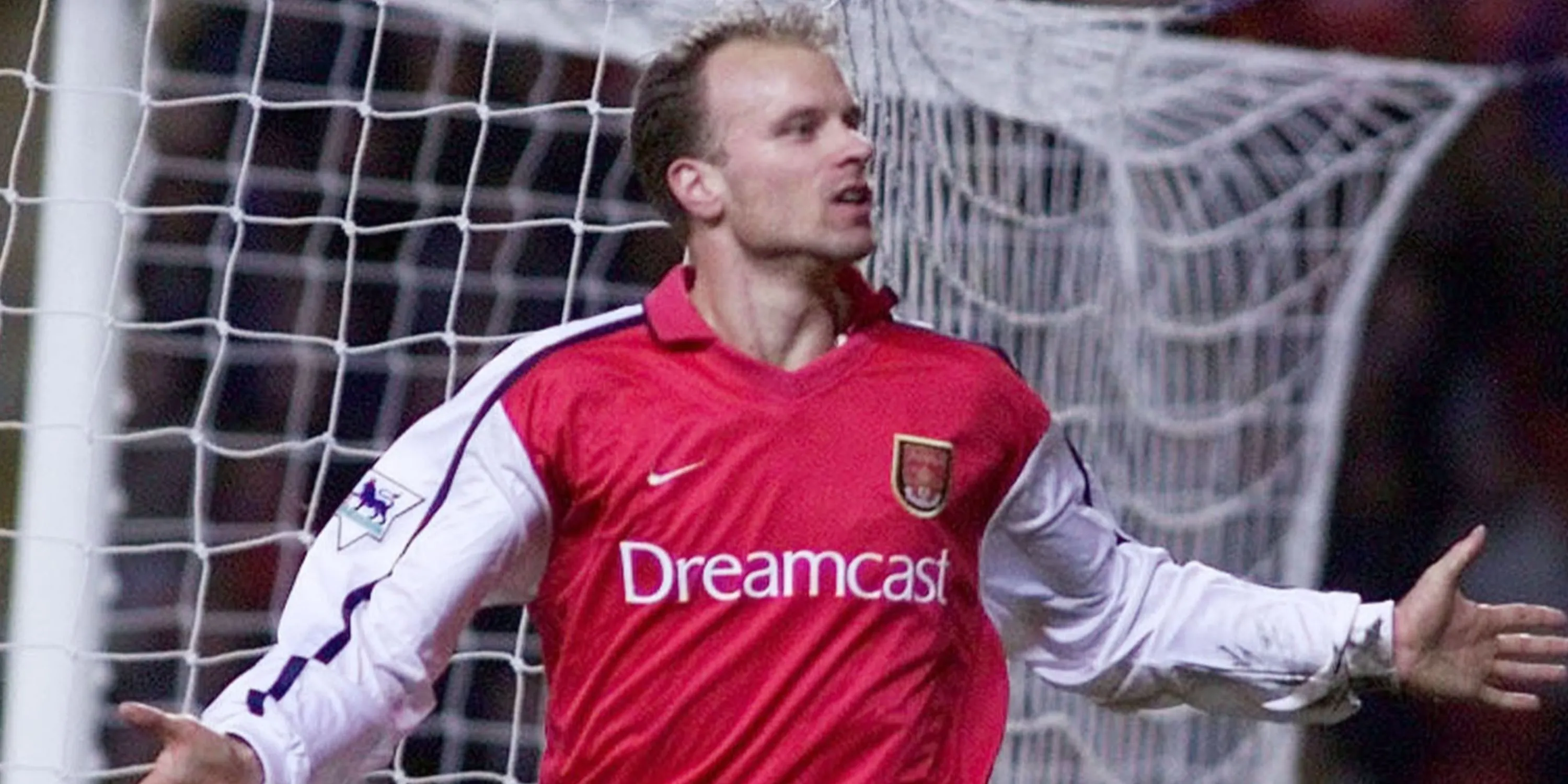 Huyền thoại Dennis Bergkamp thi đấu cho Arsenal tại Premier League.