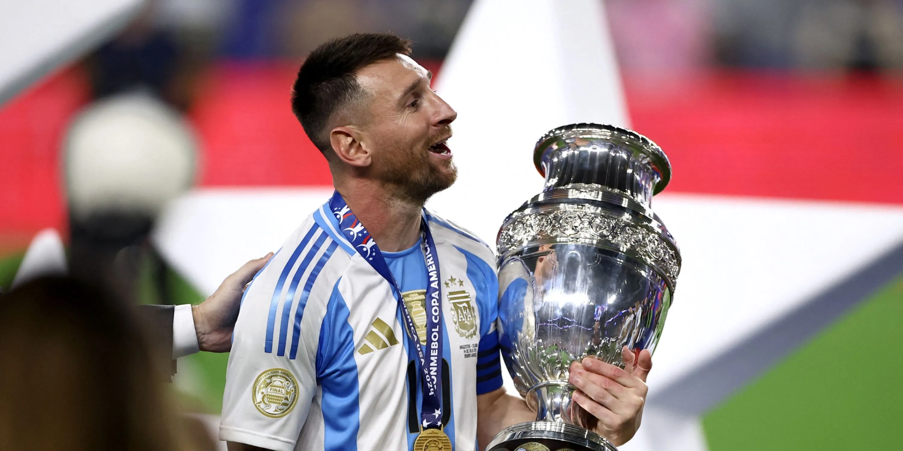 Lionel Messi nâng cao chiếc cúp Copa America.
