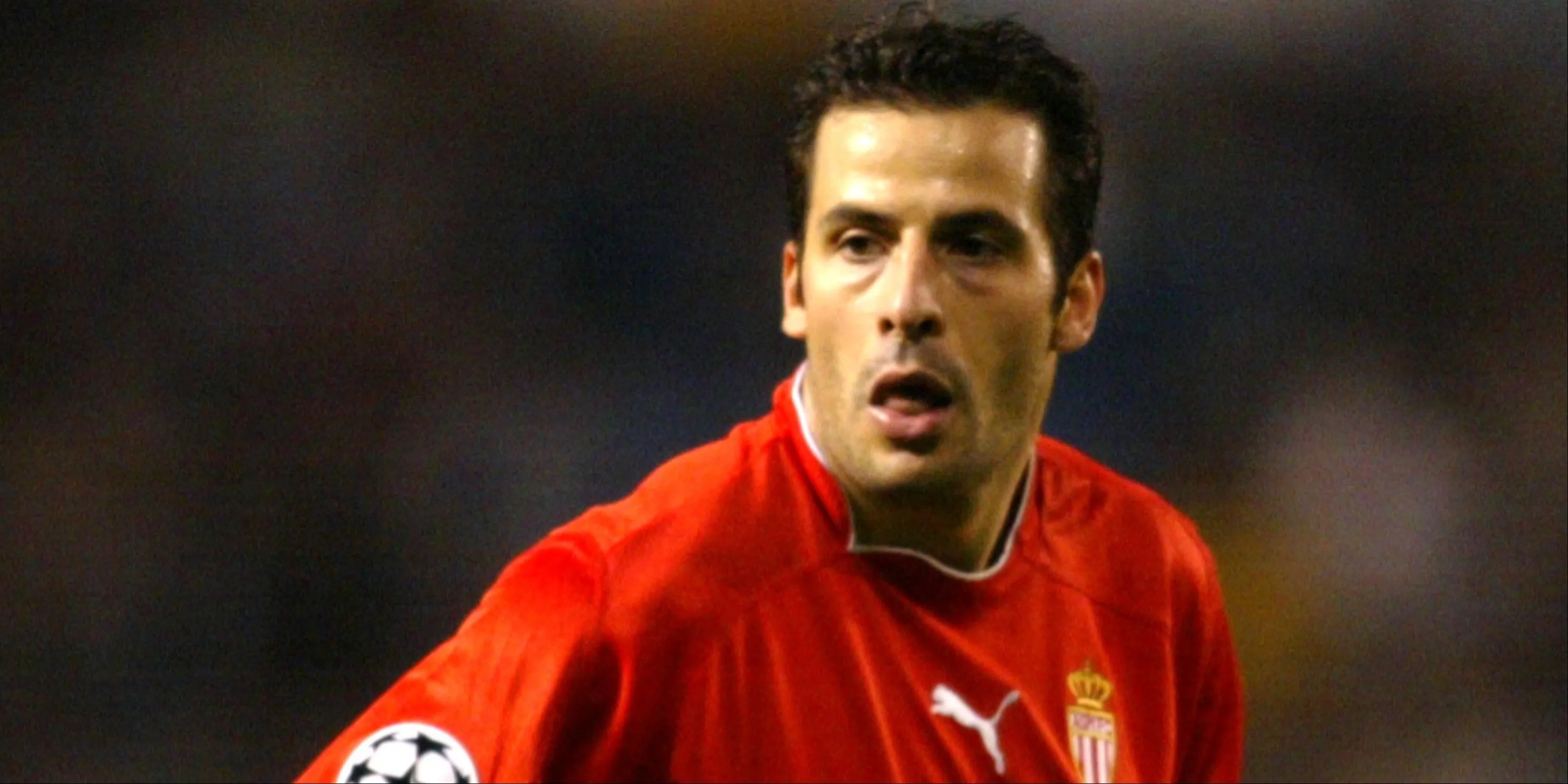 Ludovic Giuly trong một pha bóng cho Monaco
