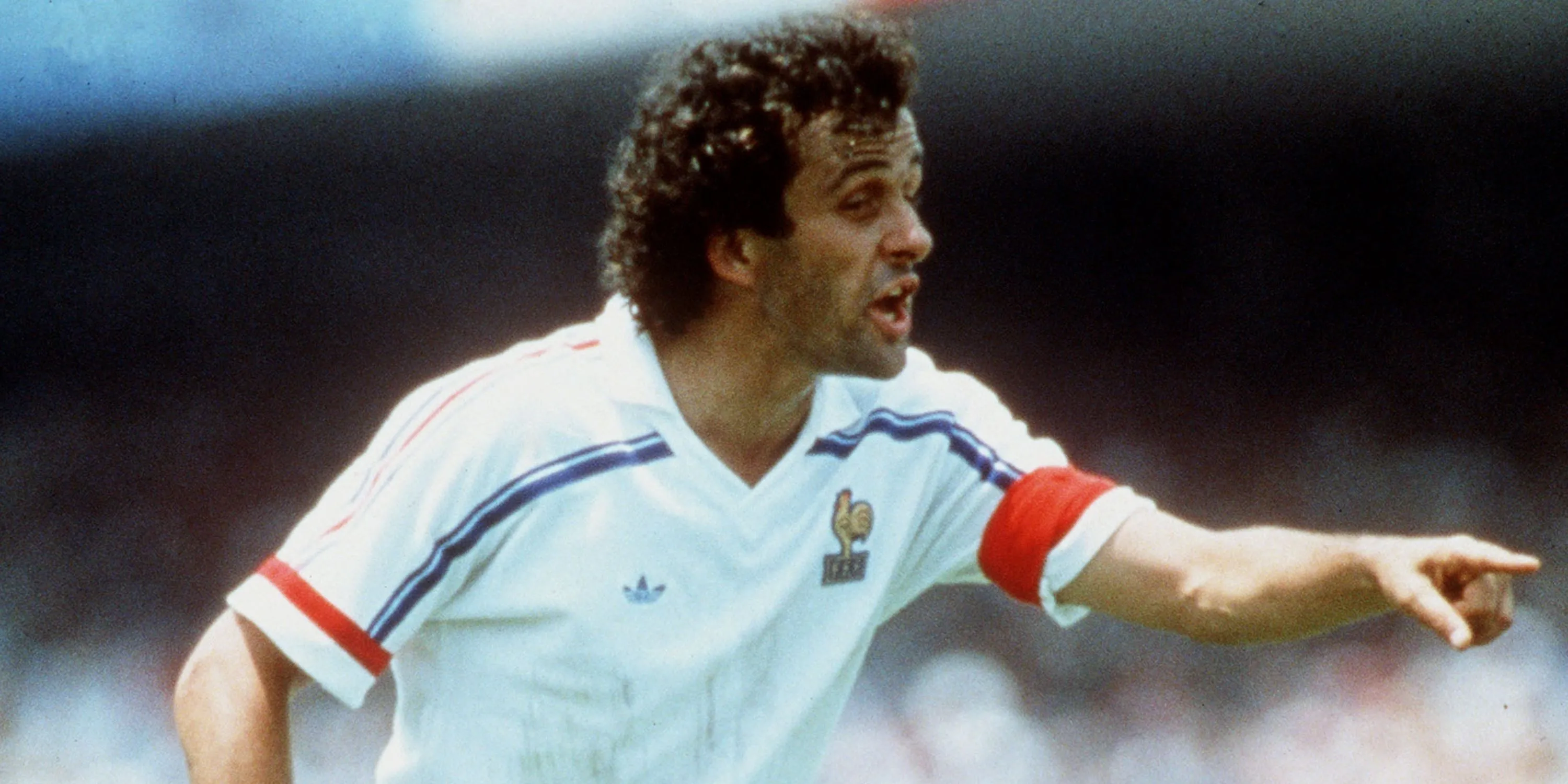 Michel Platini đeo băng đội trưởng đội tuyển Pháp.
