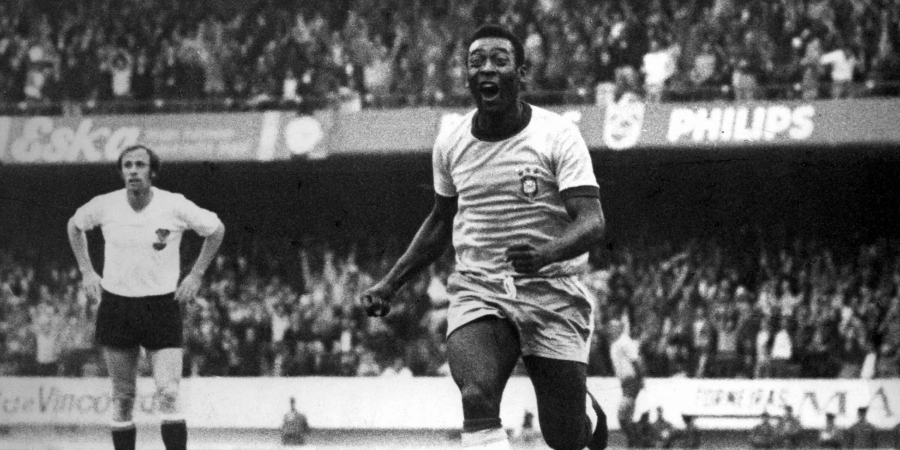 Pele ăn mừng bàn thắng cho đội tuyển Brazil.