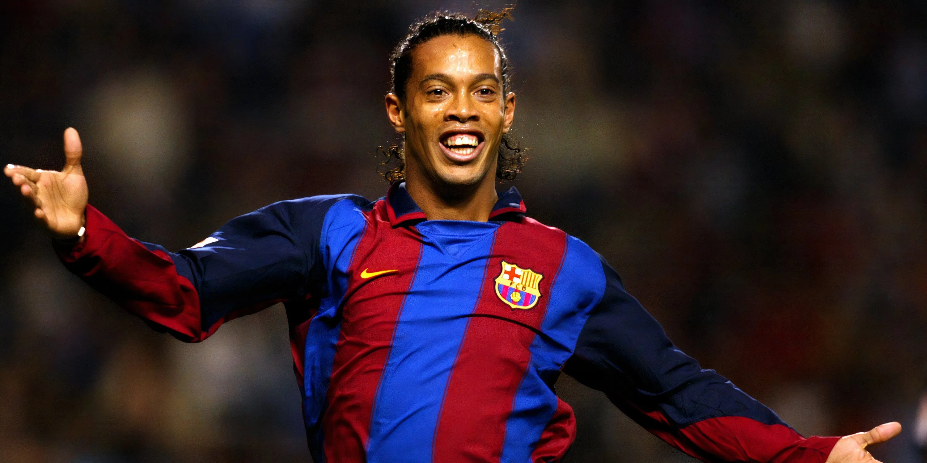 Ronaldinho ăn mừng bàn thắng cho Barcelona.