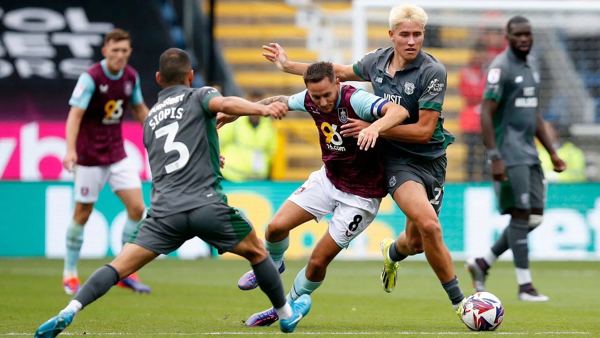 Rubin Colwill (phải) trong một pha bóng, cầu thủ trẻ tiềm năng của Cardiff City