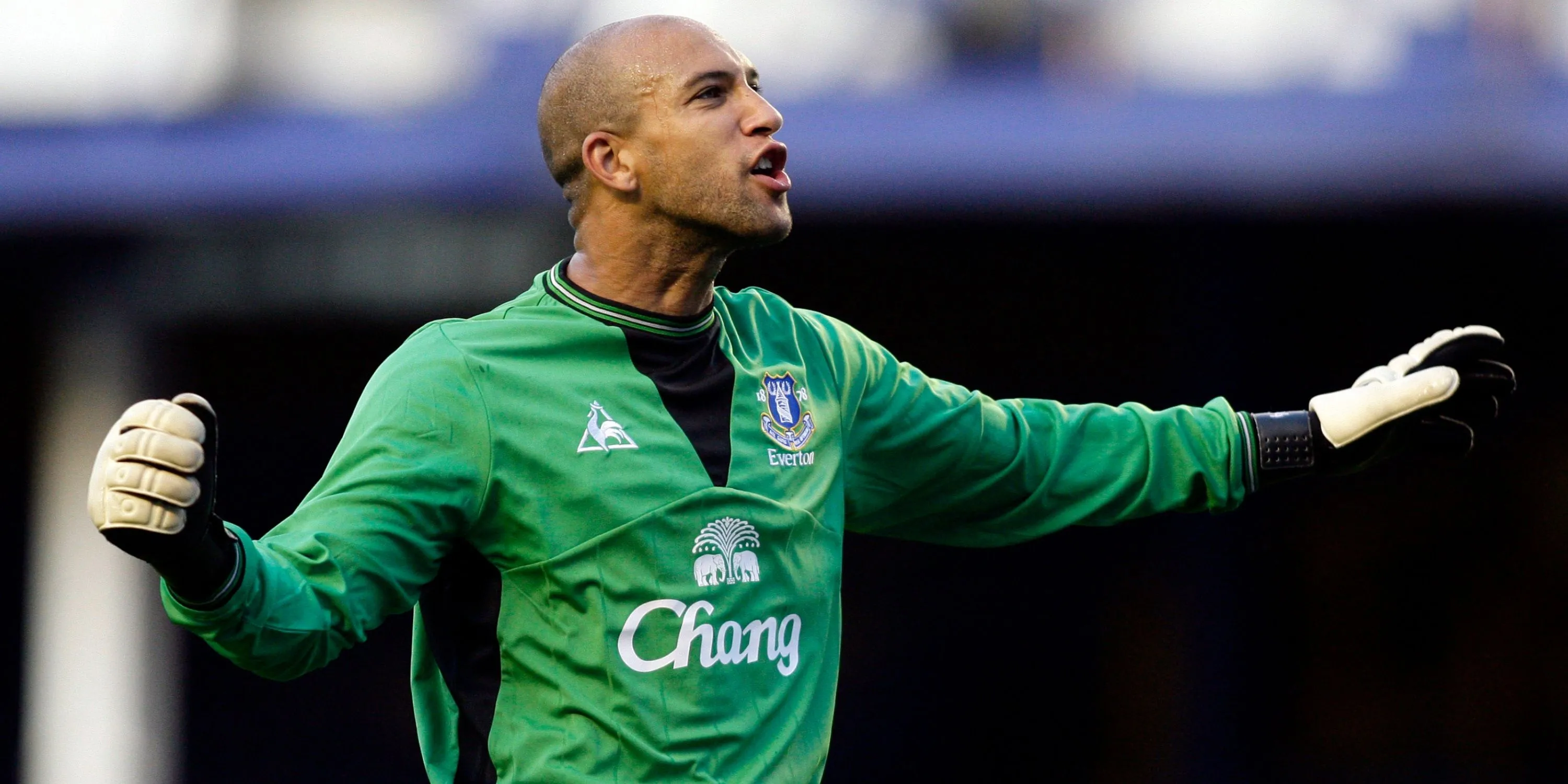 Thủ môn Tim Howard của Everton giao tiếp với khán giả trên sân