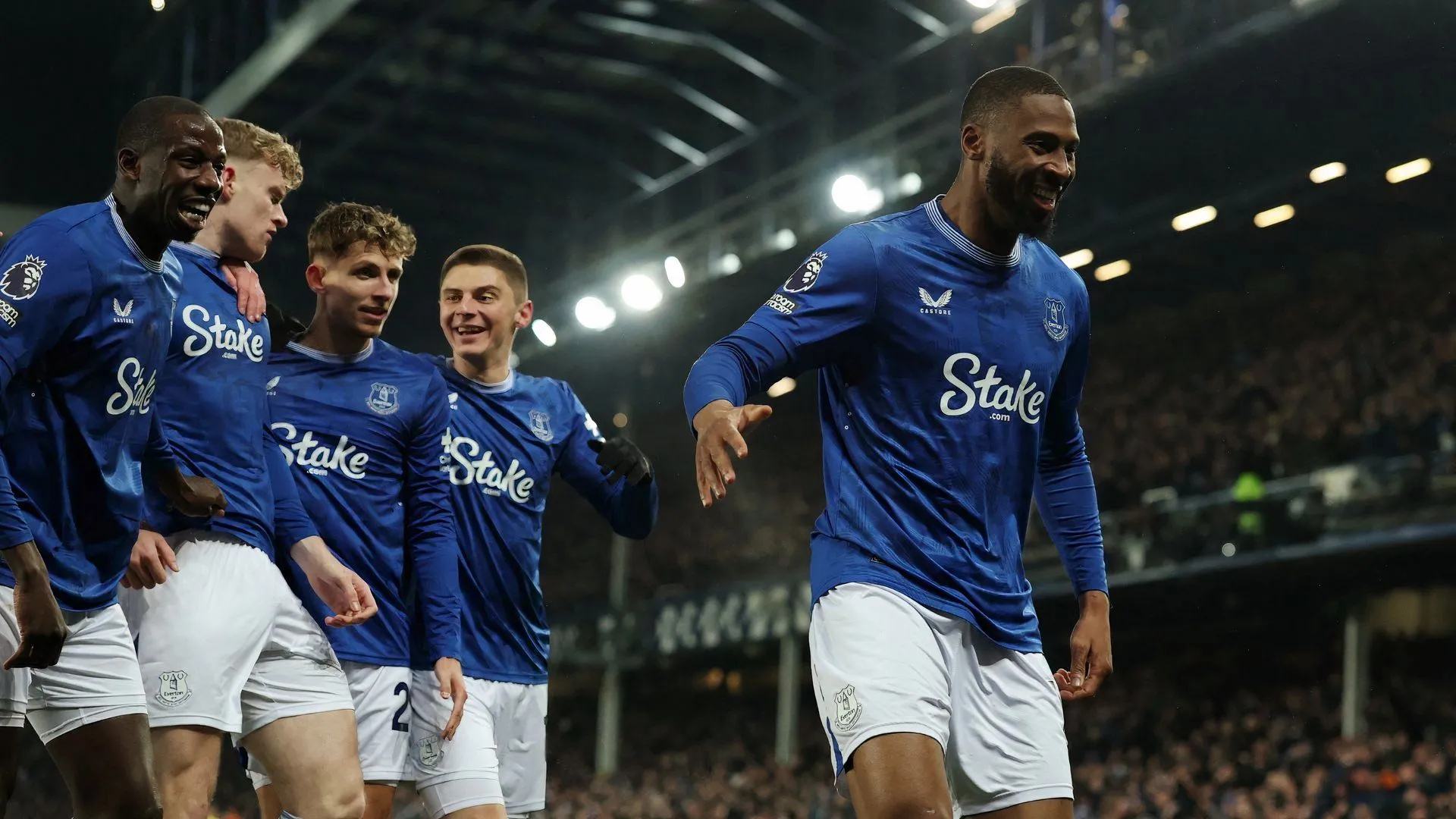 Tiền đạo Beto ăn mừng bàn thắng cho Everton tại Premier League
