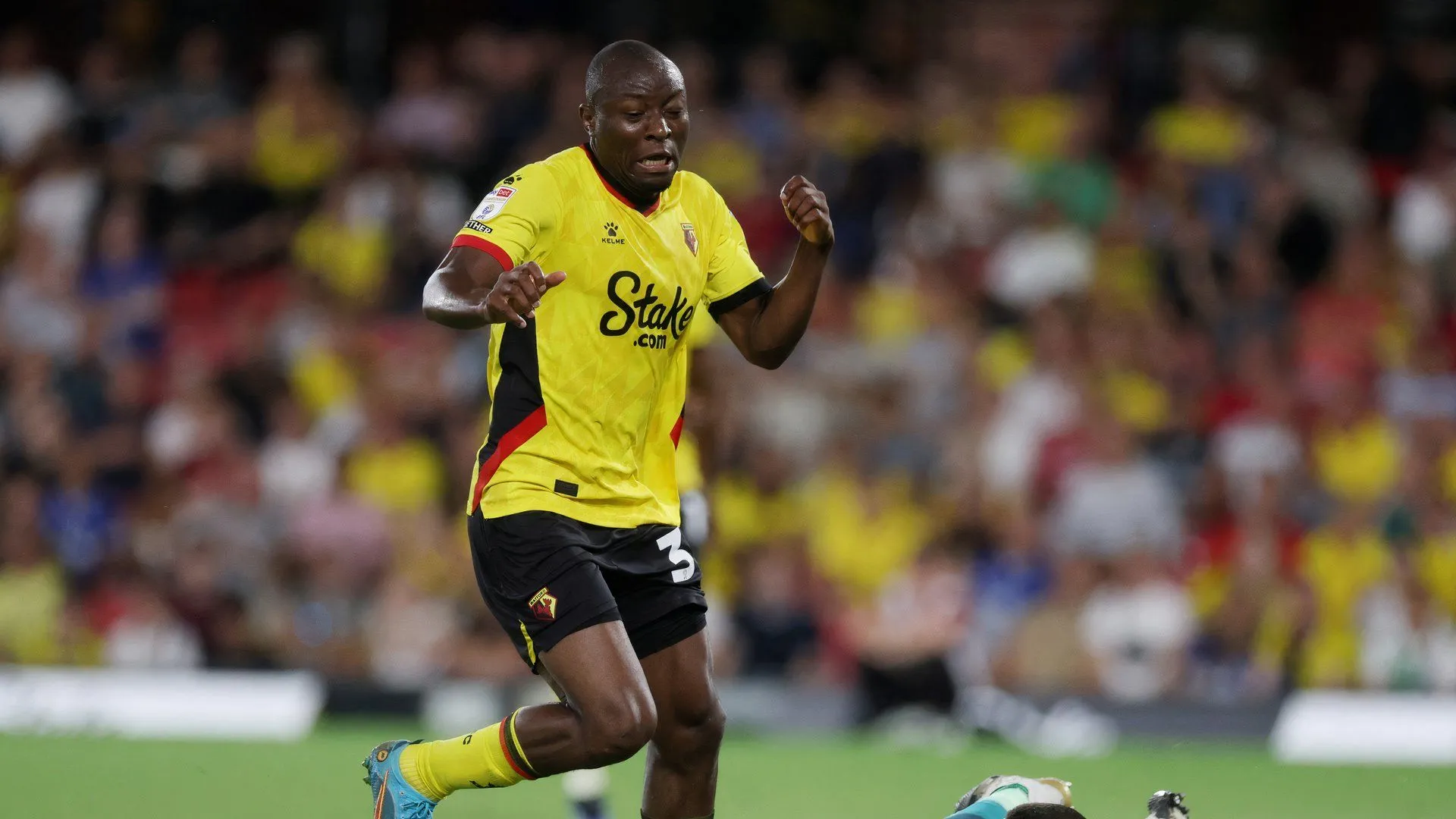 Tiền đạo Edo Kayembe của Watford trong một tình huống xử lý bóng