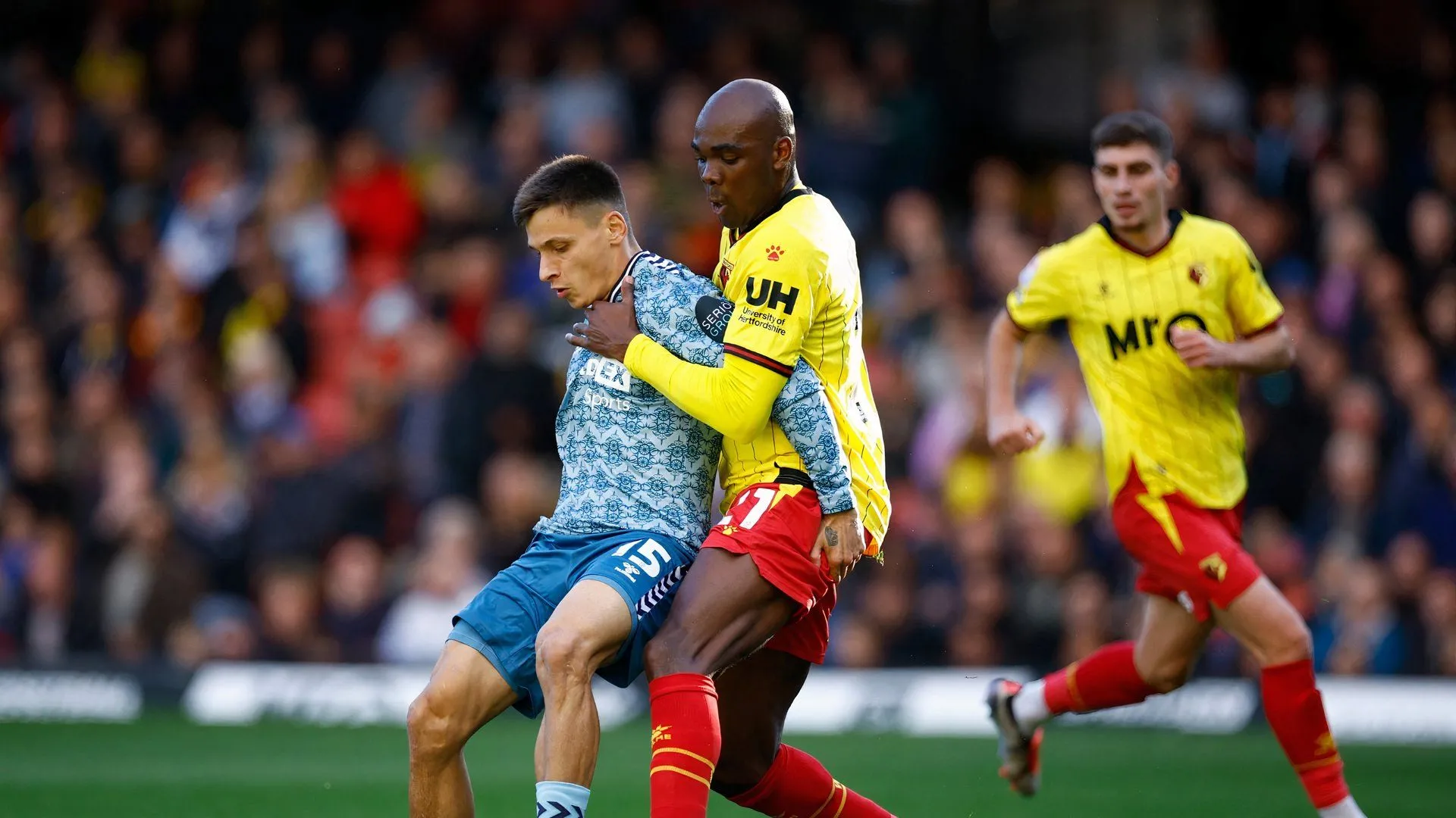 Trung vệ kỳ cựu Angelo Ogbonna trong màu áo Watford