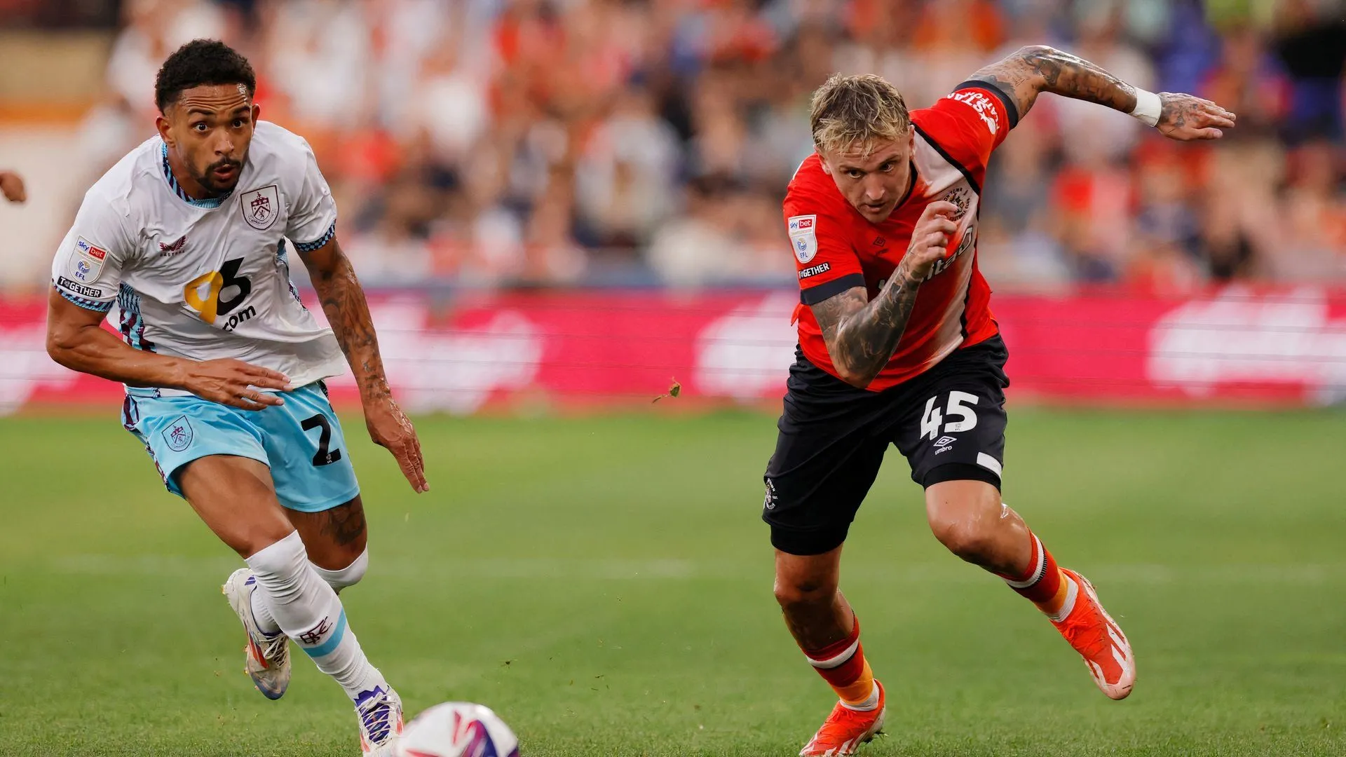 Alfie Doughty trong trận đấu giữa Luton Town và Burnley tại Ngoại Hạng Anh
