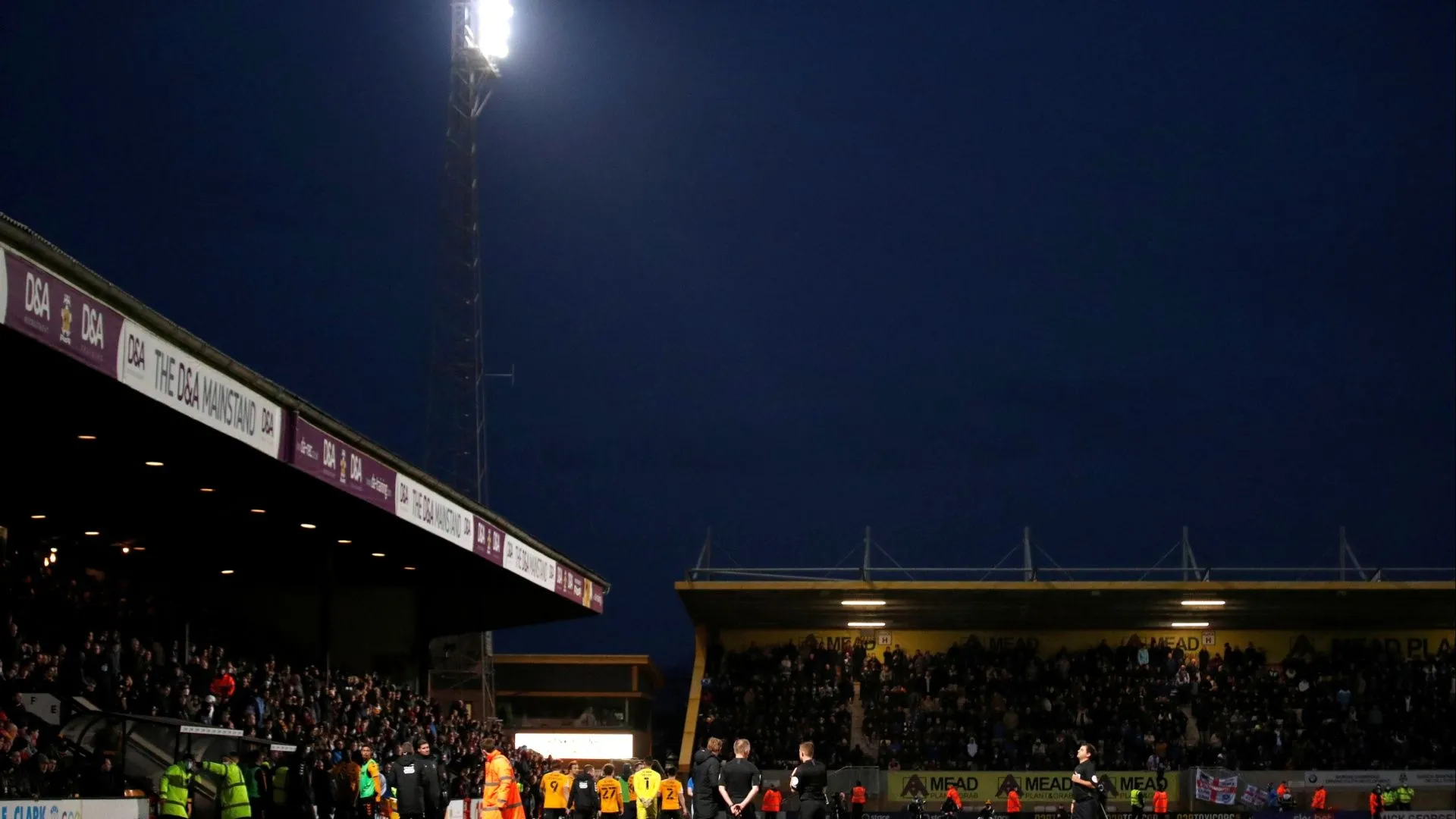 Cầu thủ Cambridge United thi đấu