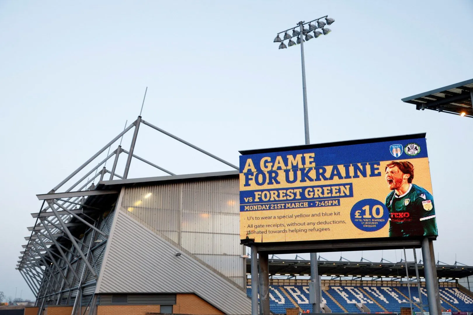 Cầu thủ Colchester United thi đấu