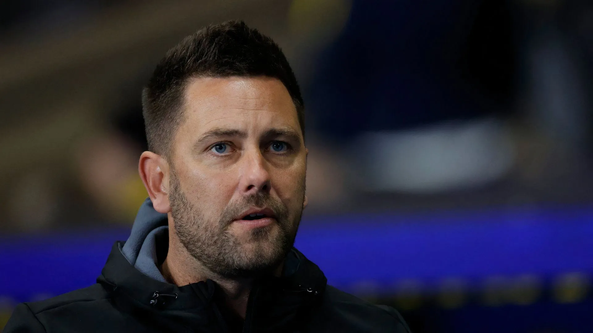 Des Buckingham huấn luyện Oxford United trong trận đấu, thể hiện kinh nghiệm ở League One