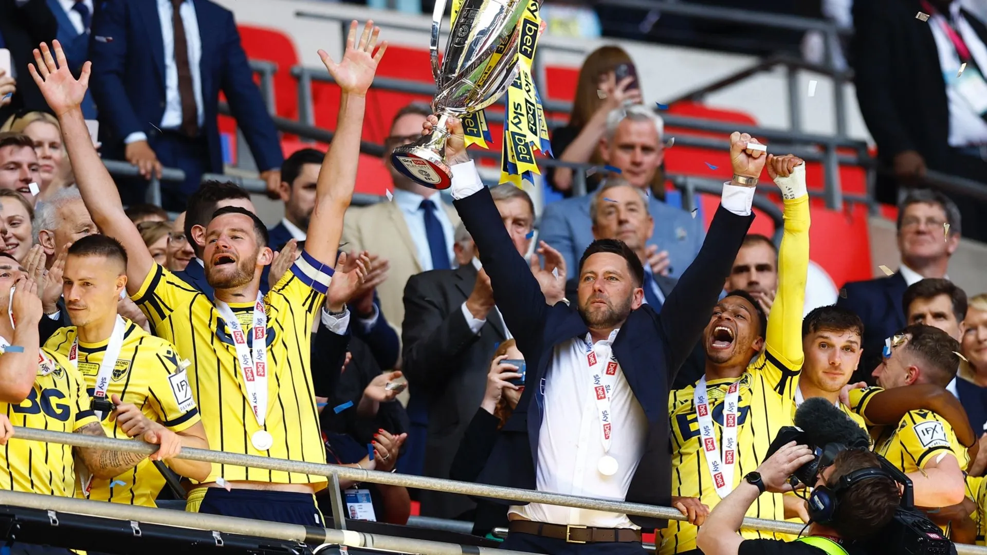 Des Buckingham trên cương vị HLV trưởng Oxford United, đội bóng ông giúp thăng hạng League One