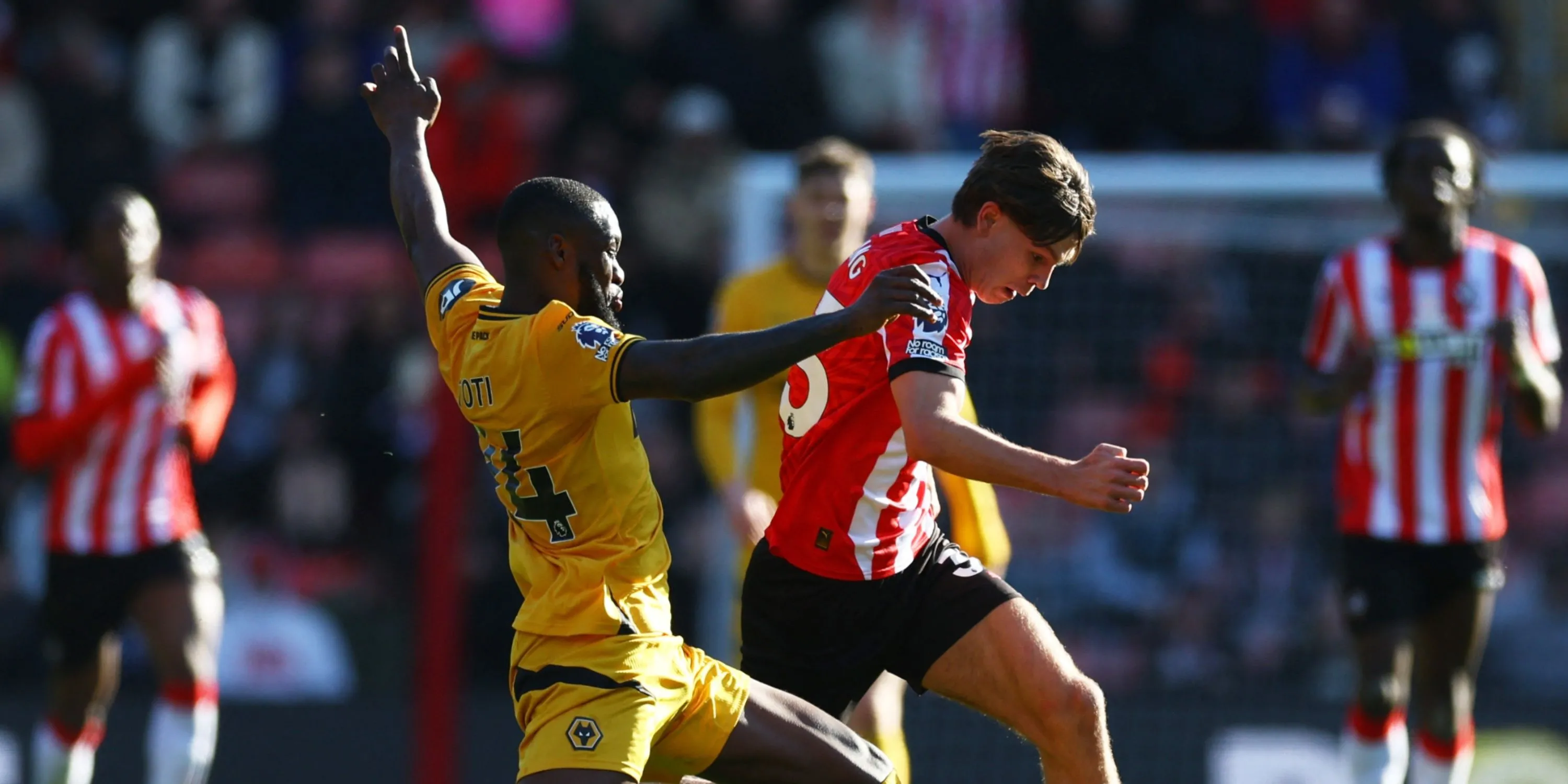 Hình ảnh tiền vệ trẻ Tyler Dibling thi đấu cho Southampton, tài năng 19 tuổi đang được nhiều CLB Ngoại hạng Anh theo dõi