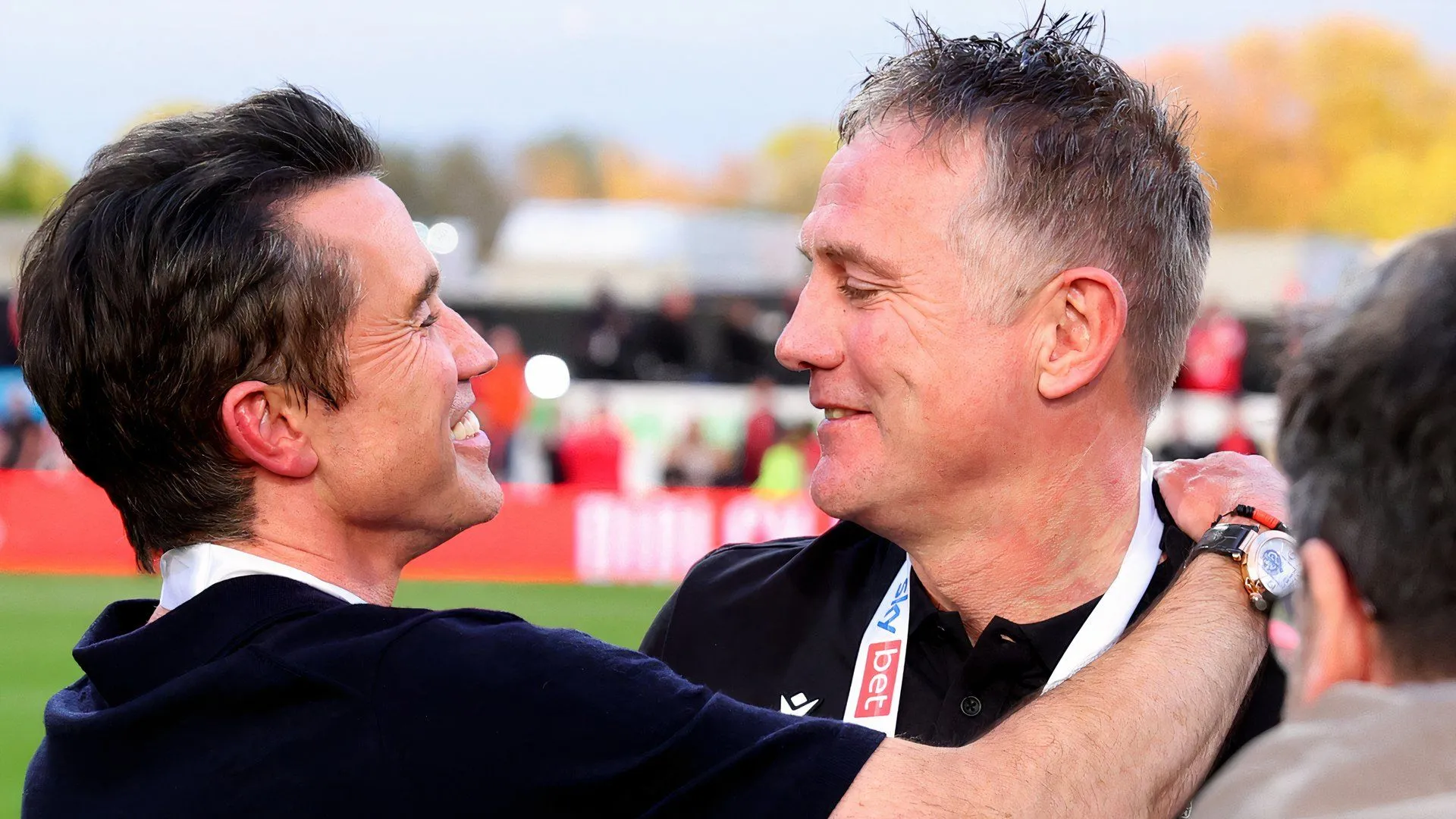 HLV Phil Parkinson ăn mừng chiến thắng đưa Wrexham thăng hạng