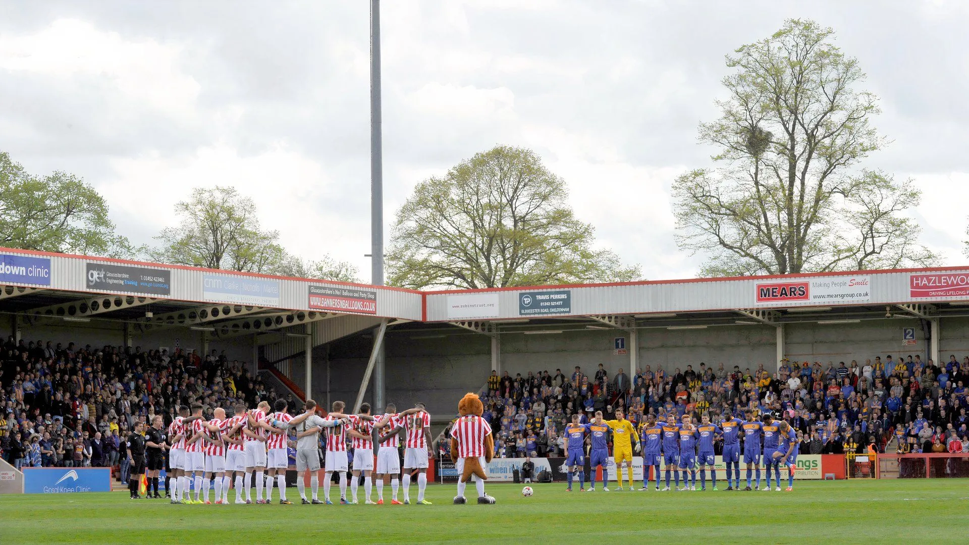 Sân vận động Whaddon Road của câu lạc bộ Cheltenham Town