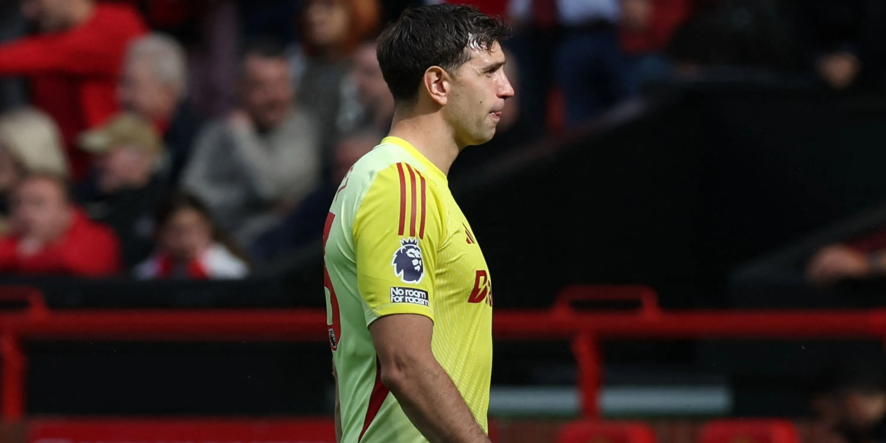 Thủ môn Emi Martinez của Aston Villa nhận thẻ đỏ trực tiếp