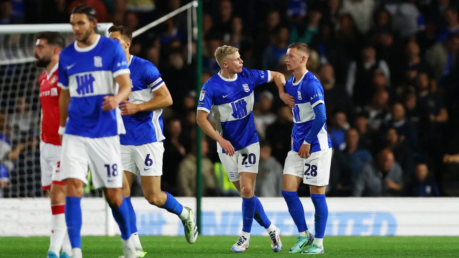Tiền đạo Jay Stansfield ăn mừng bàn thắng cho Birmingham City