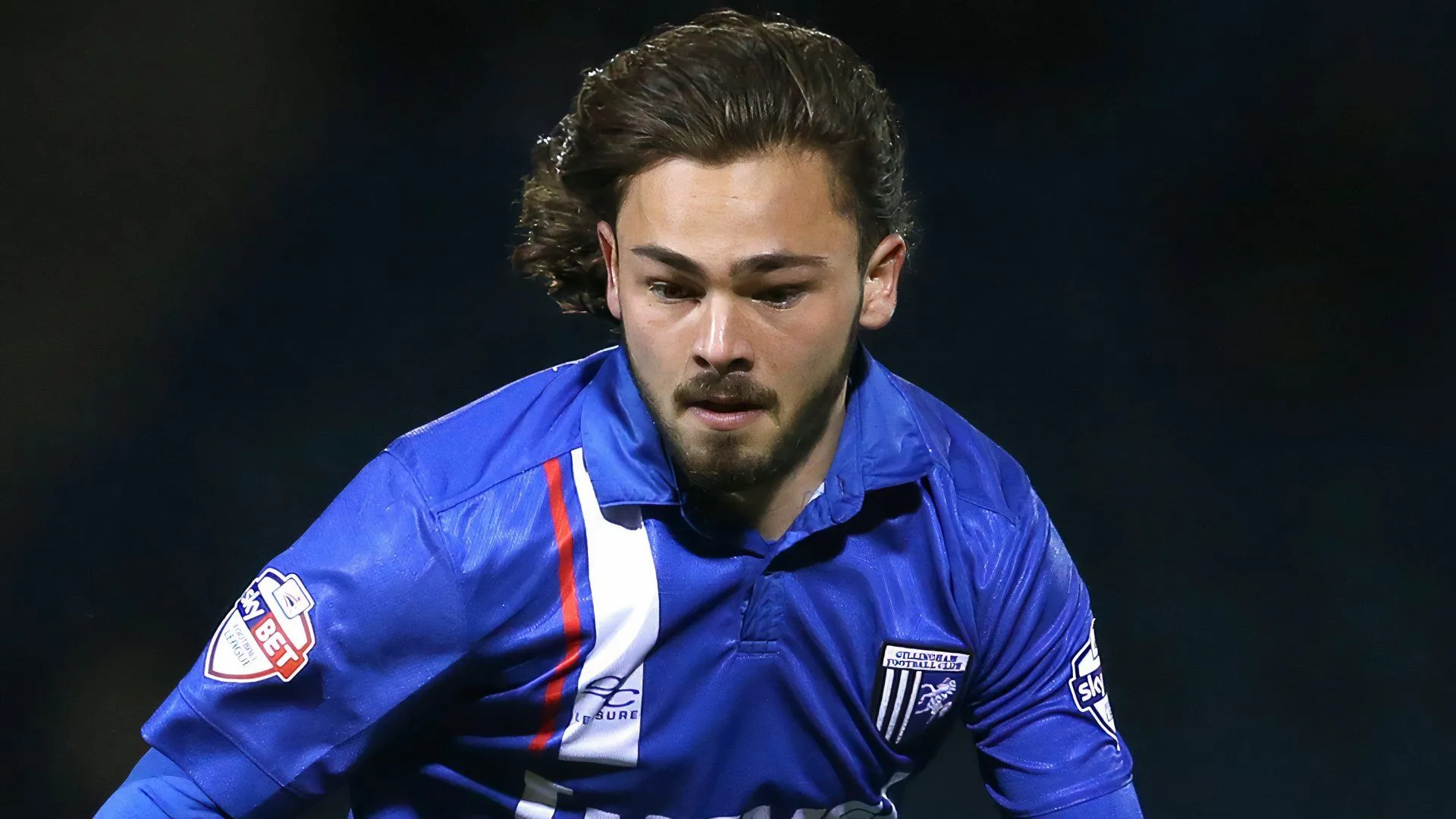 Tiền vệ Bradley Dack cam kết gắn bó với Gillingham FC