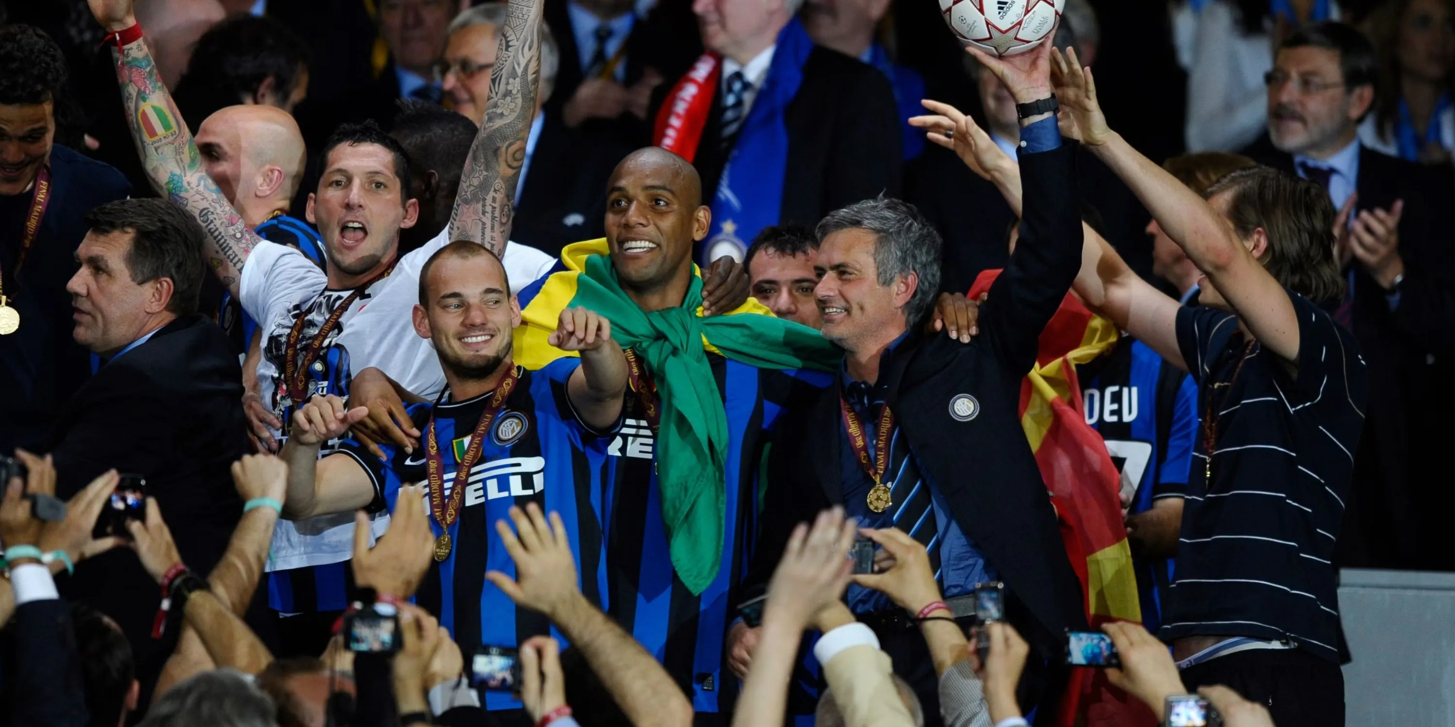 Wesley Sneijder cùng HLV Jose Mourinho ăn mừng danh hiệu lịch sử cùng Inter Milan