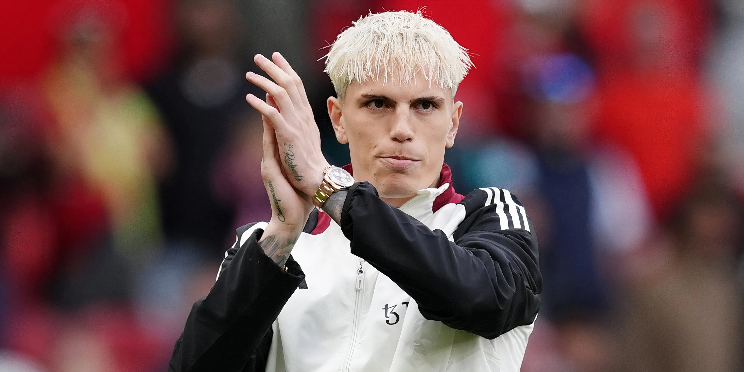 Alejandro Garnacho vẫy chào người hâm mộ Manchester United