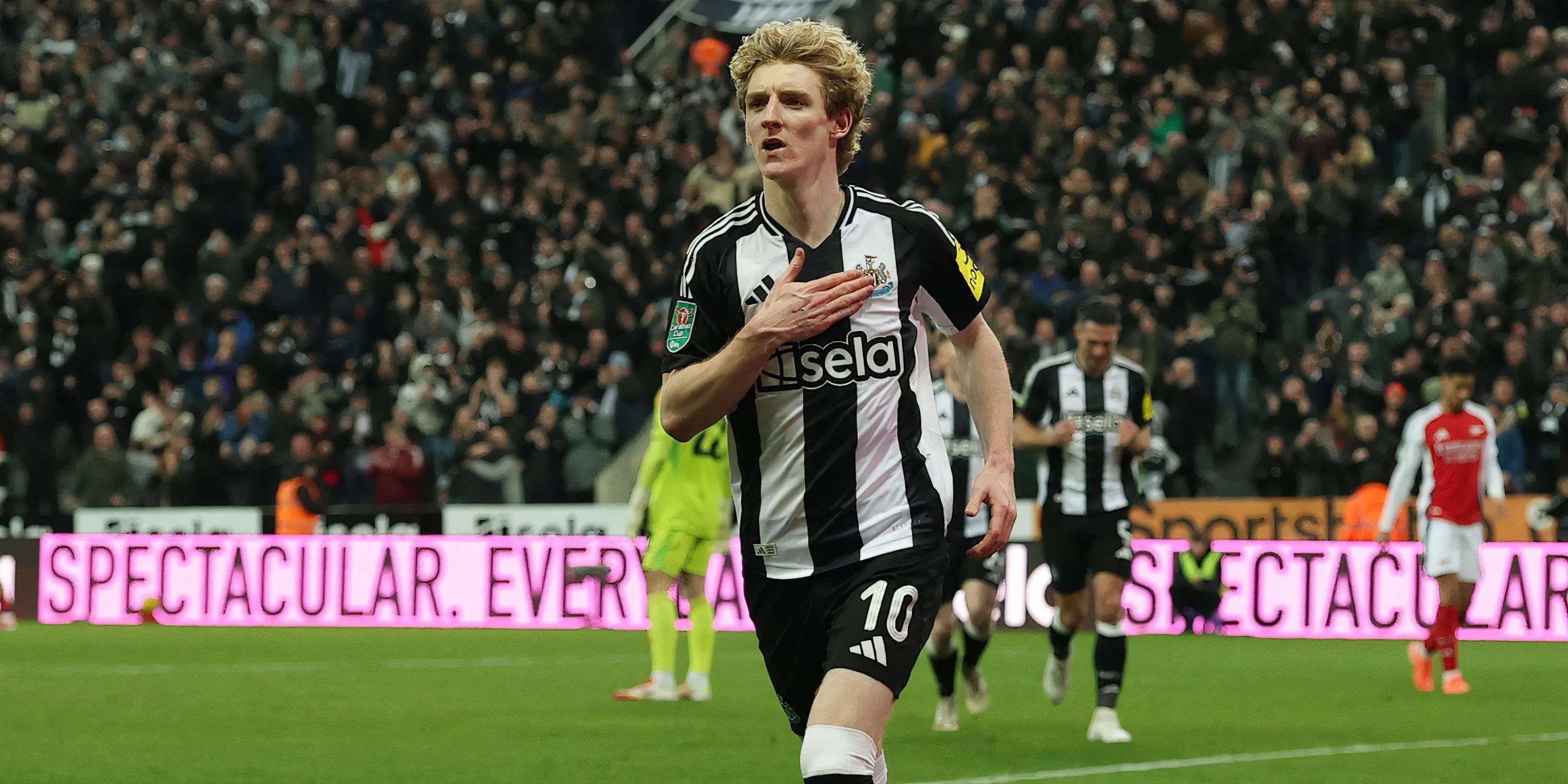 Anthony Gordon và huấn luyện viên Eddie Howe của Newcastle United trên sân tập