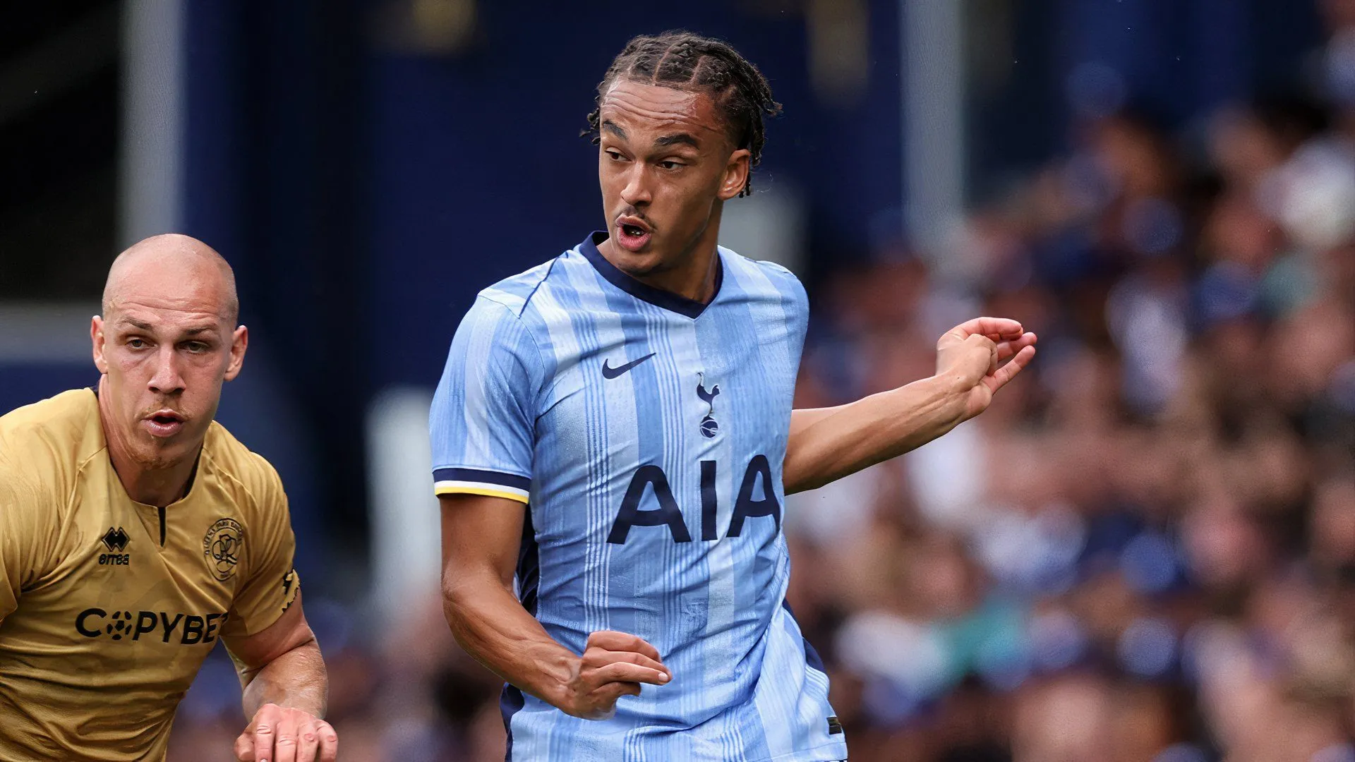 Ash Phillips thi đấu cho Tottenham Hotspur, chuẩn bị pha bóng
