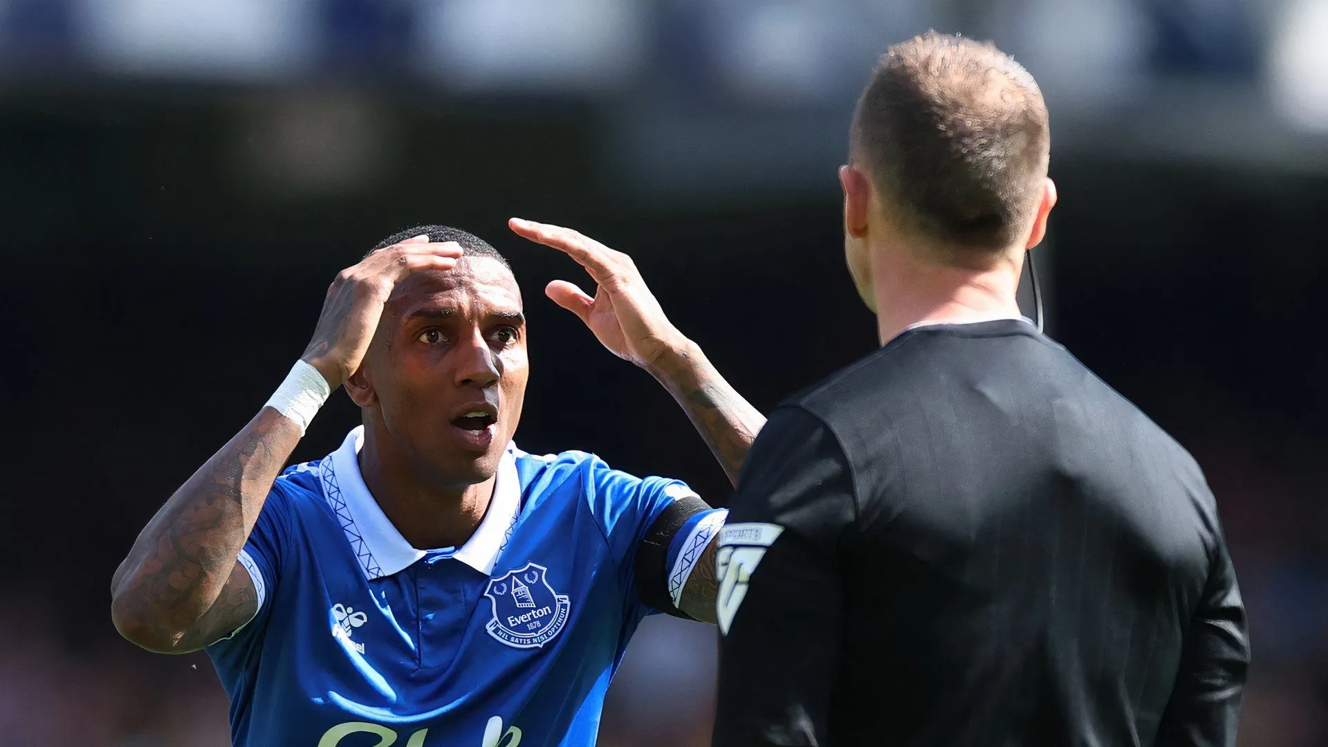 Ashley Young trong màu áo Everton, minh chứng cho sự nghiệp dài hơi và khả năng chơi bóng đỉnh cao