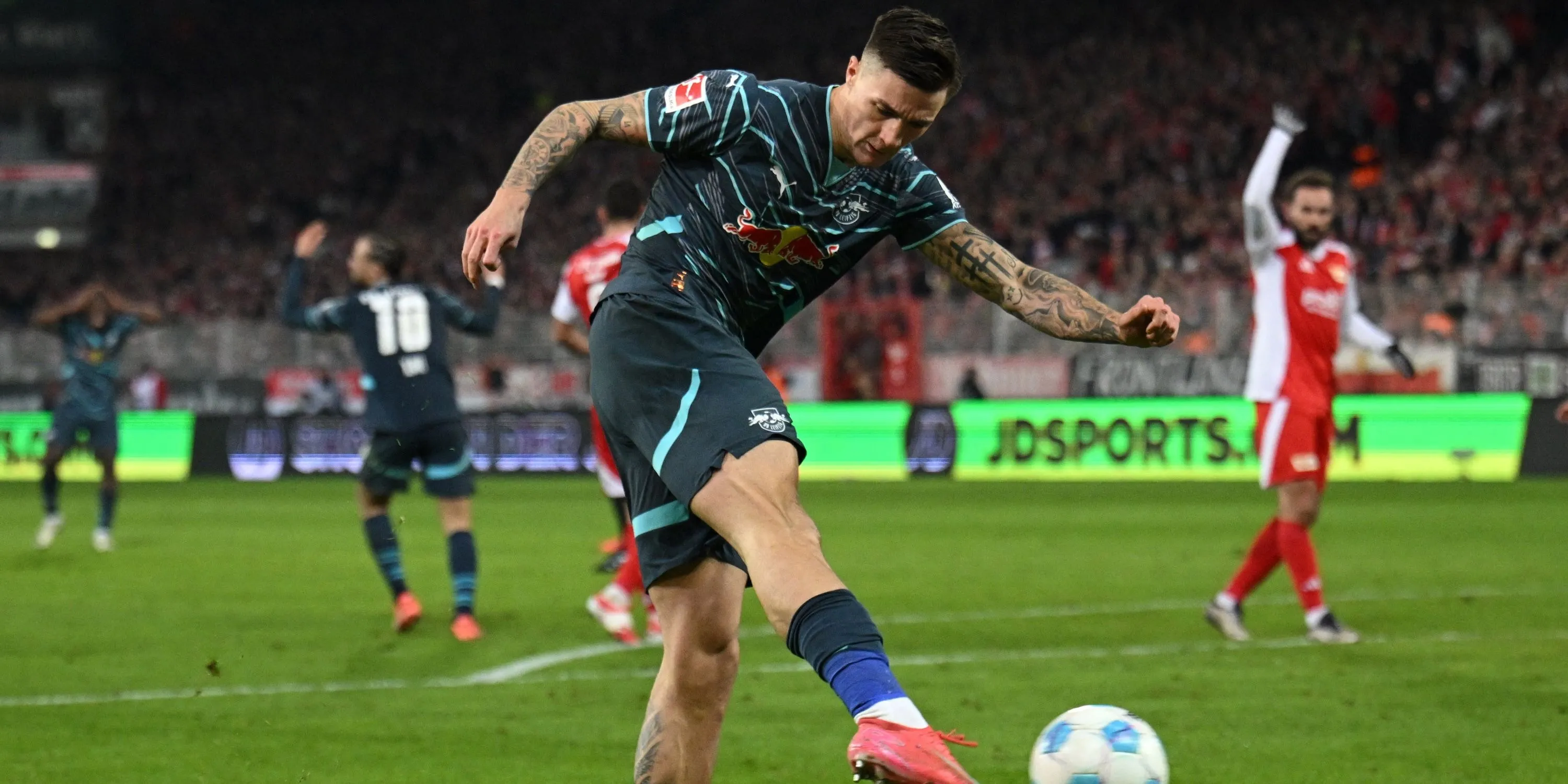 Benjamin Sesko dứt điểm trong màu áo RB Leipzig, thể hiện kỹ năng tấn công