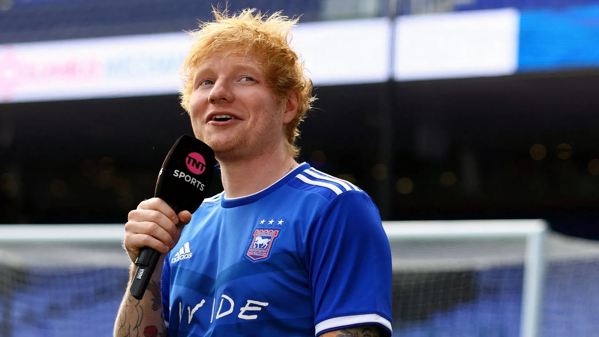 Ca sĩ Ed Sheeran, nhà tài trợ và cổ đông thiểu số của Ipswich Town