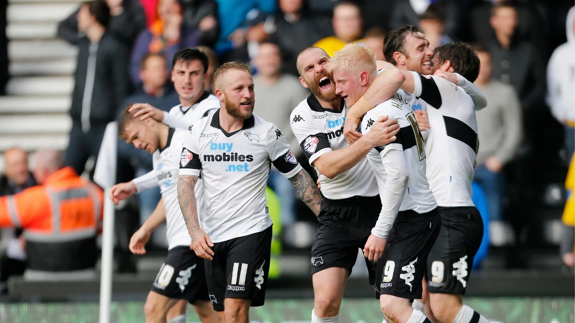 Các cầu thủ Derby County ăn mừng cùng Will Hughes trong trận bán kết play-off gặp Brighton