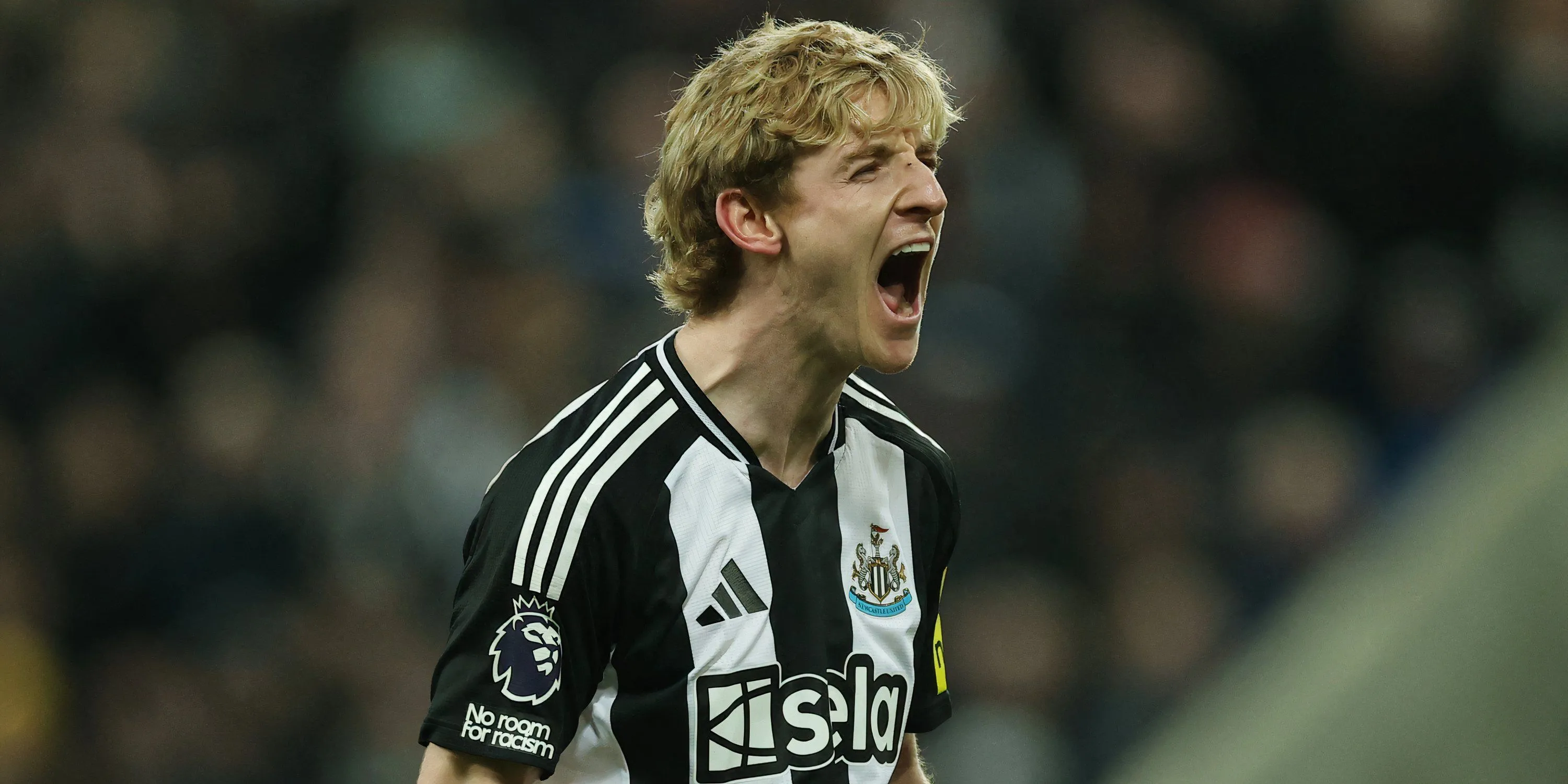 Cầu thủ chạy cánh Anthony Gordon của Newcastle United ăn mừng sau khi ghi bàn