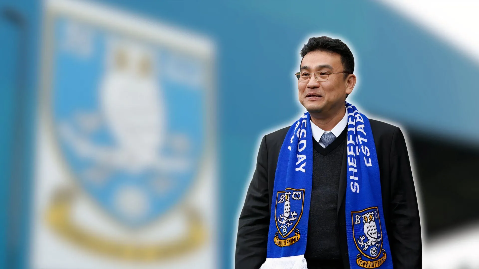 Chủ sở hữu Sheffield Wednesday, Dejphon Chansiri đang ngồi trong một buổi họp báo