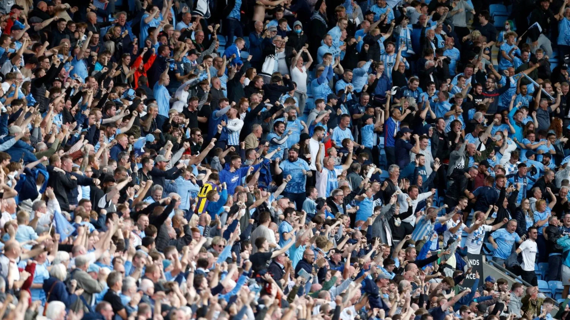 Cổ động viên Coventry City trên khán đài CBS Arena