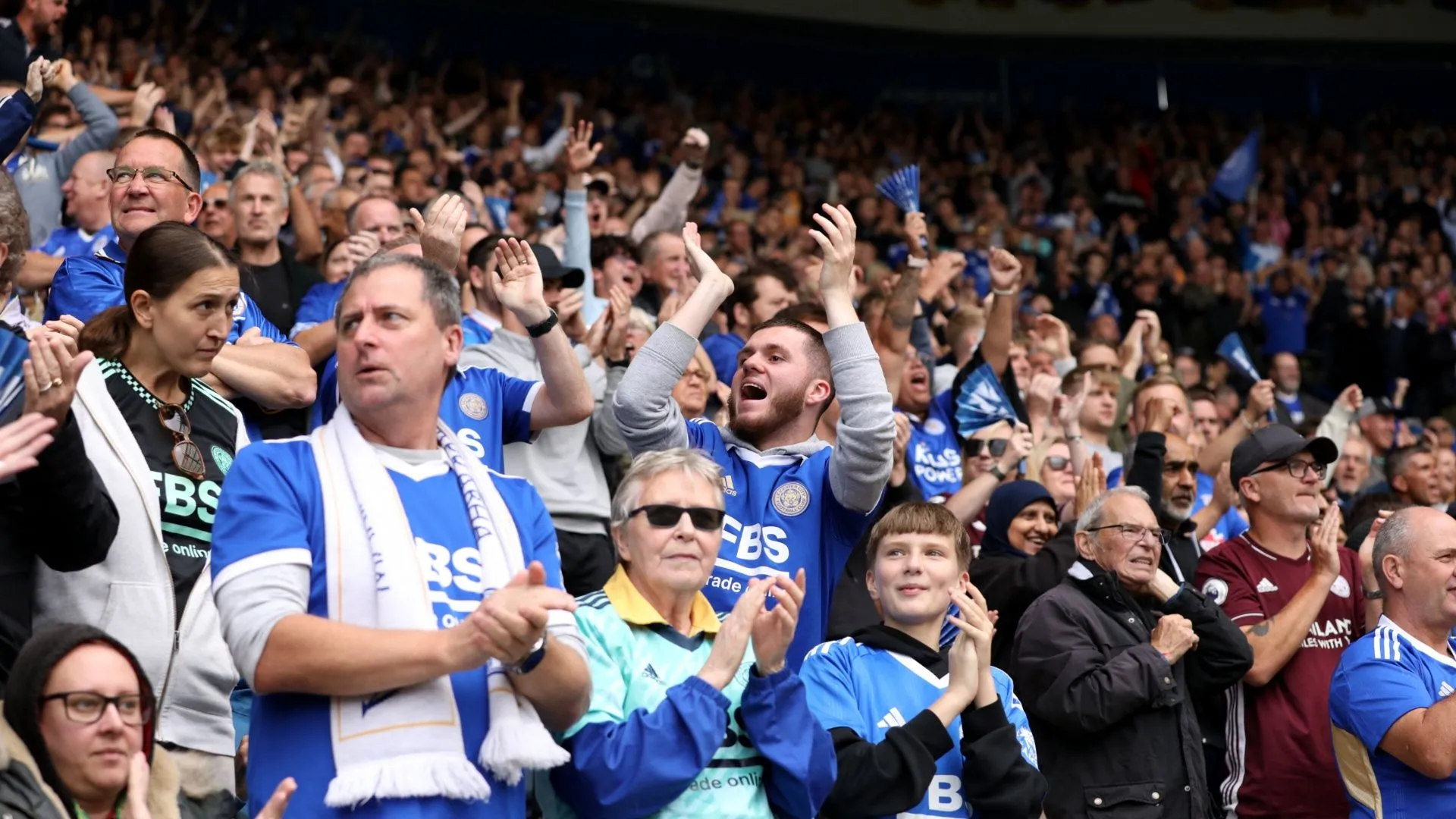 Cổ động viên Leicester City tại sân King Power