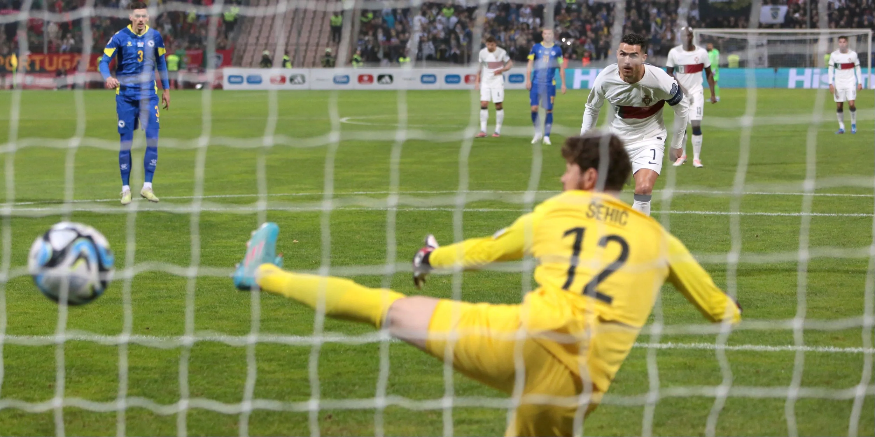 Cristiano Ronaldo thực hiện cú sút phạt đền uy lực trong màu áo đội tuyển Bồ Đào Nha, khẳng định đẳng cấp &quot;chuyên gia 11m&quot;.