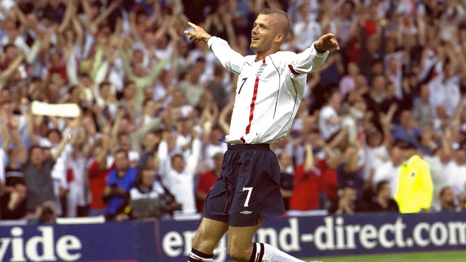 David Beckham ăn mừng bàn thắng tại Pride Park khi còn chơi cho Preston North End