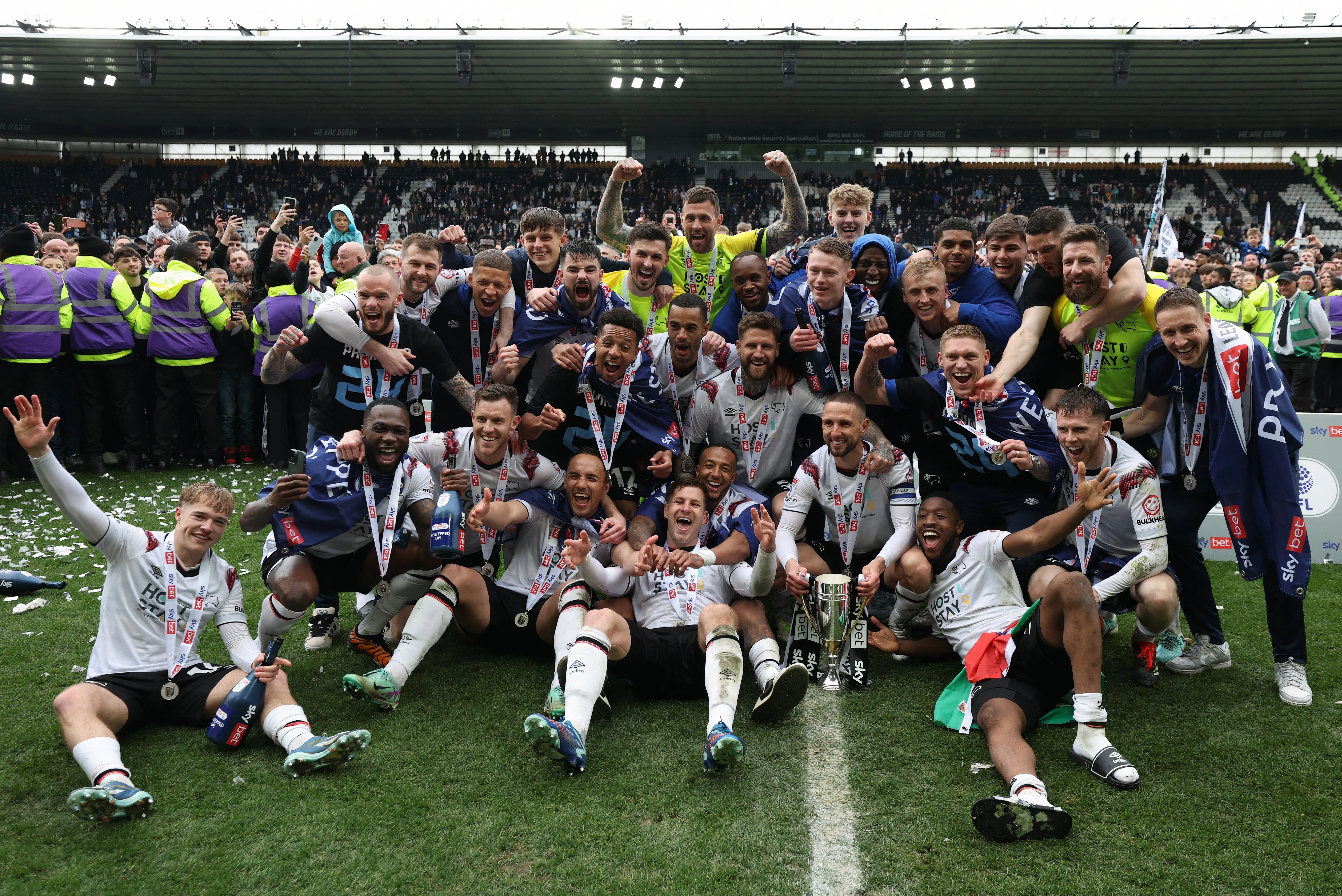 Đội Derby County ăn mừng thăng hạng League One sau trận gặp Carlisle United năm 2024