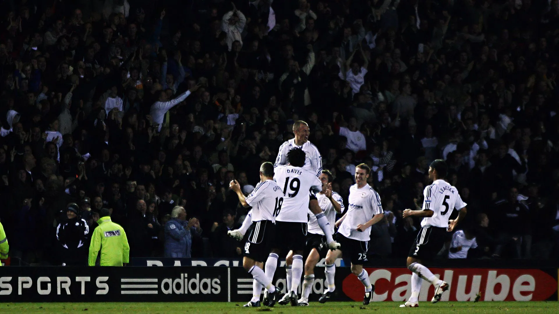 Đội hình Derby County ăn mừng bàn thắng của Kenny Miller vào lưới Newcastle
