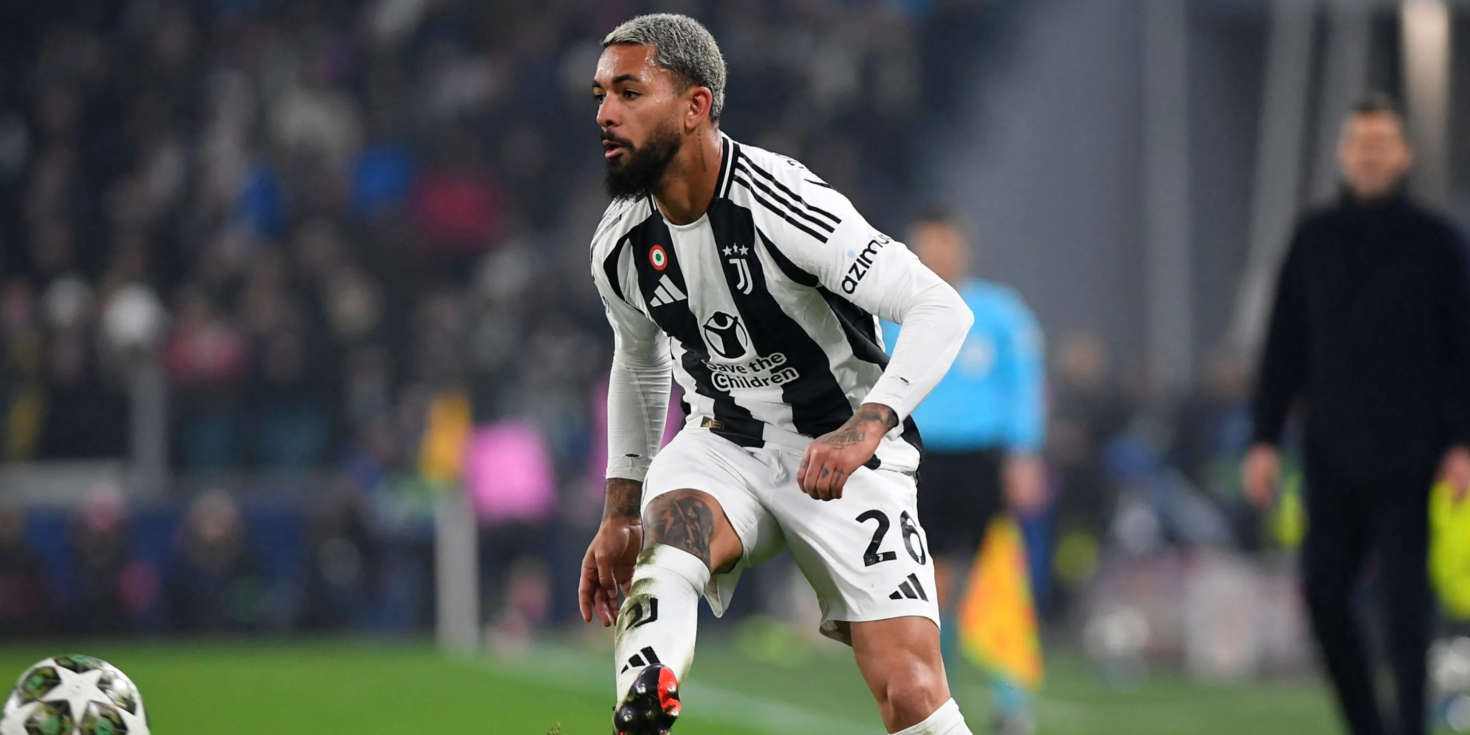 Douglas Luiz trên sân tập trong màu áo Juventus.