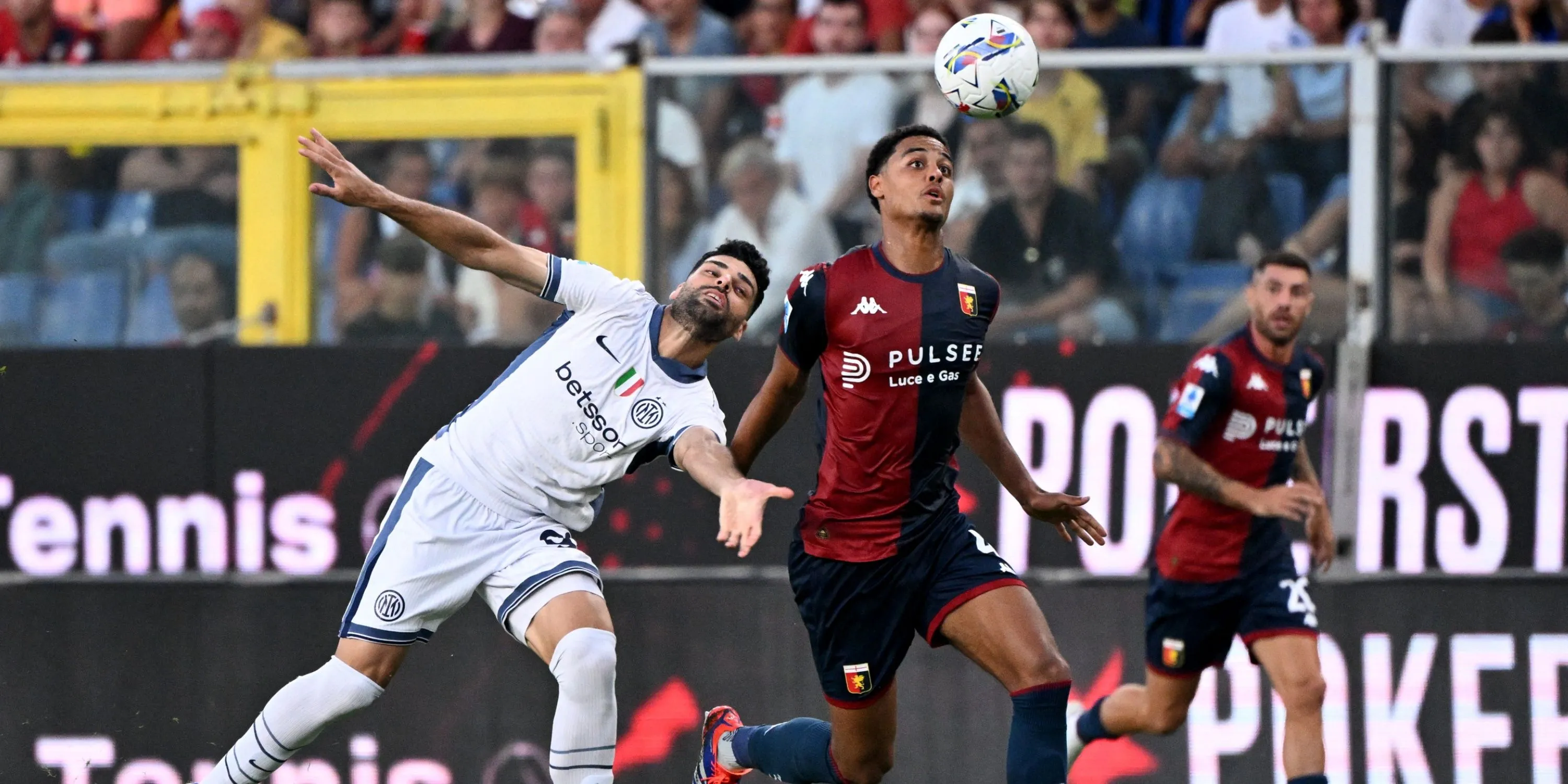 Hậu vệ Koni de Winter trong màu áo câu lạc bộ Genoa