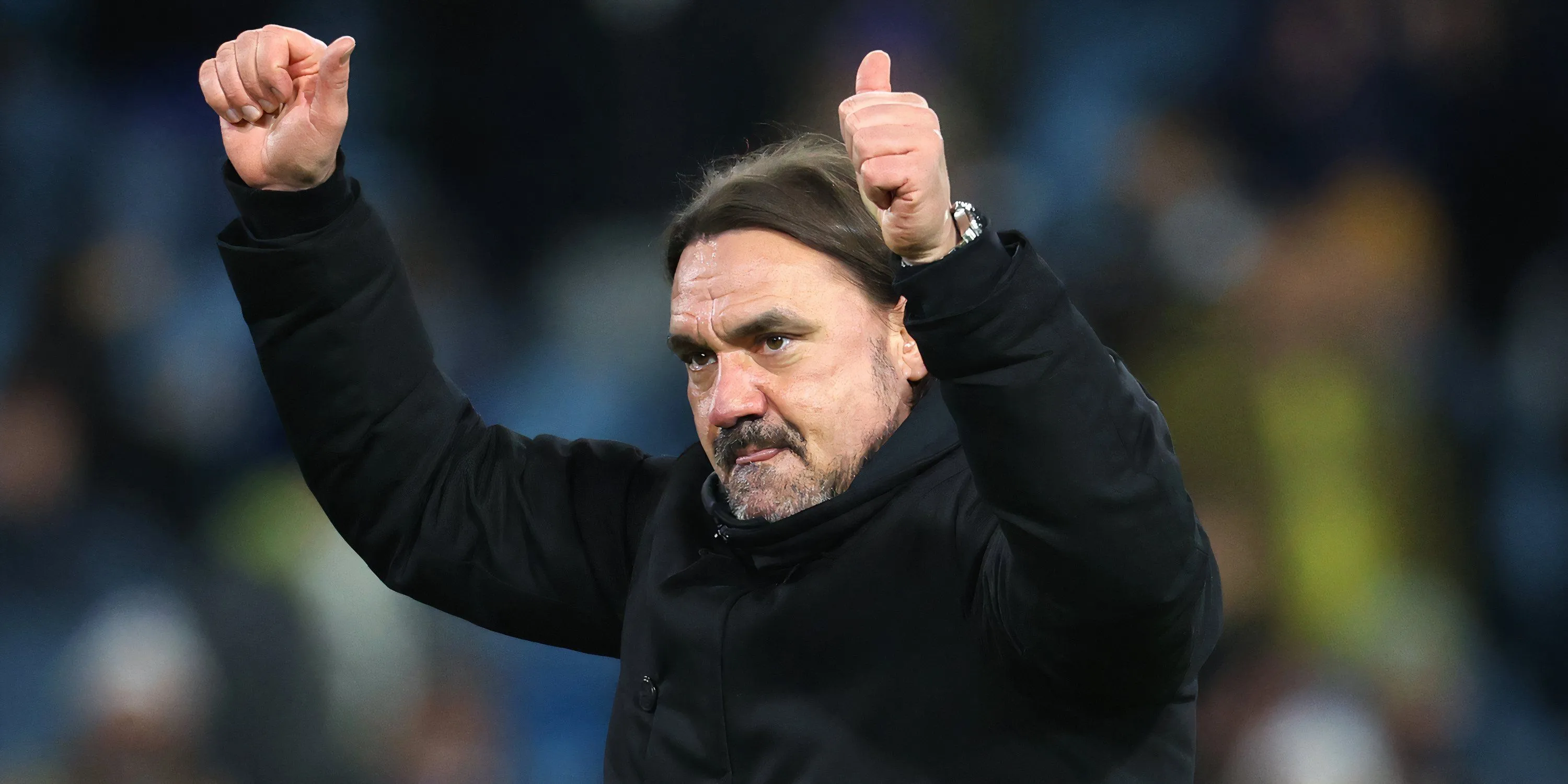 Huấn luyện viên Daniel Farke của Leeds United theo dõi trận đấu từ khu vực kỹ thuật