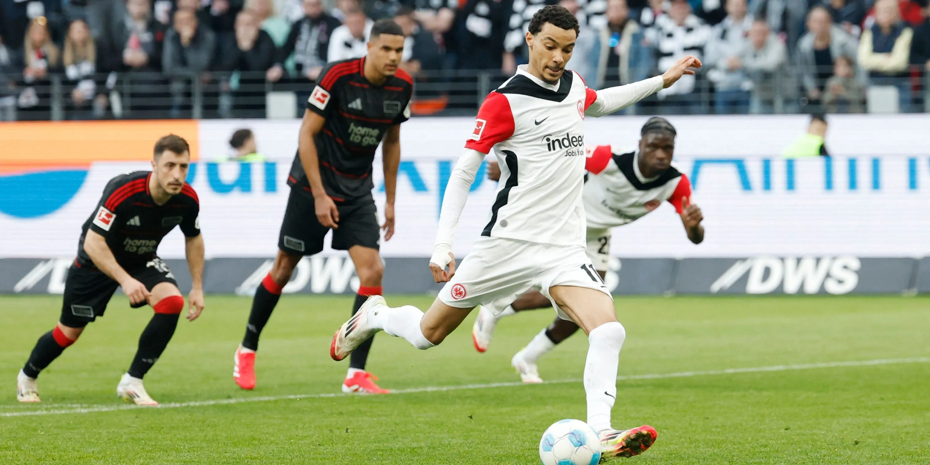 Hugo Ekitike trong màu áo Eintracht Frankfurt, tiền đạo tiềm năng cho sự kết hợp với Harvey Elliott tại Newcastle