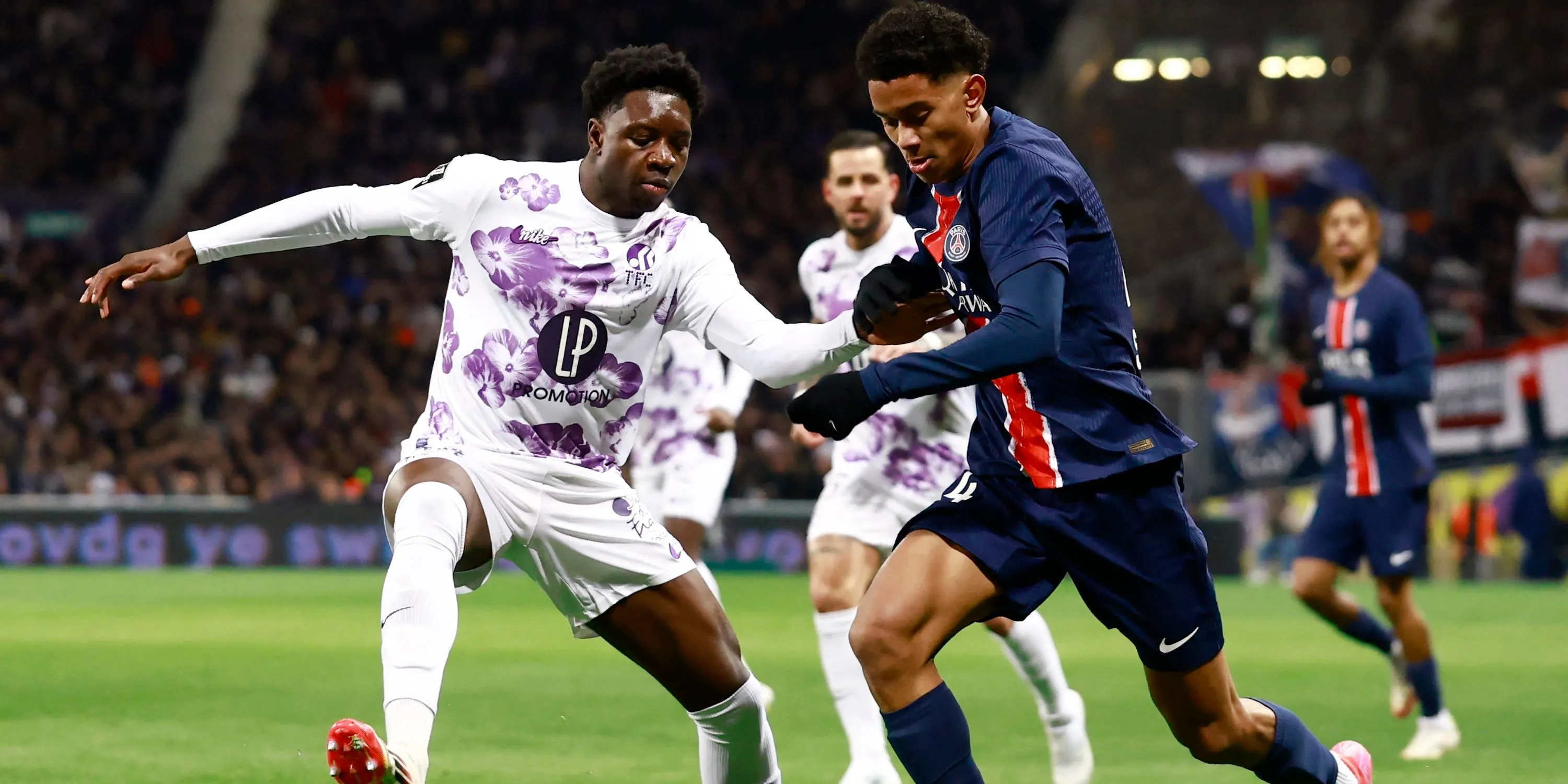 Jaydee Canvot trong màu áo Toulouse thi đấu tại Ligue 1